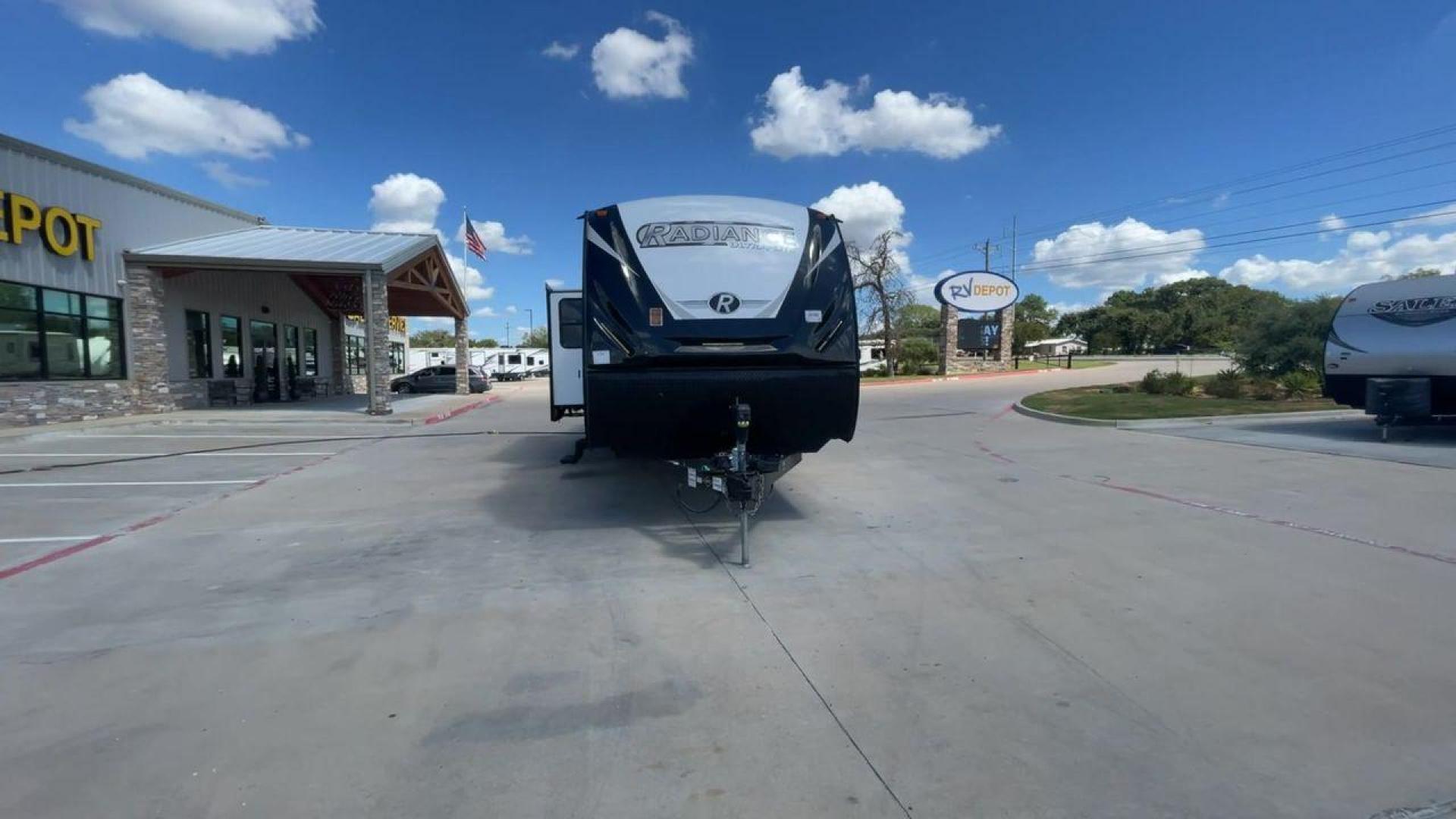 2019 HEARTLAND RADIANCE 32BH (5RXFB3620K2) , Length: 36.58 ft. | Dry Weight: 7,520 lbs | Gross Weight: 9,740 lbs. | Slides: 2 transmission, located at 4319 N Main St, Cleburne, TX, 76033, (817) 678-5133, 32.385960, -97.391212 - Photo#4