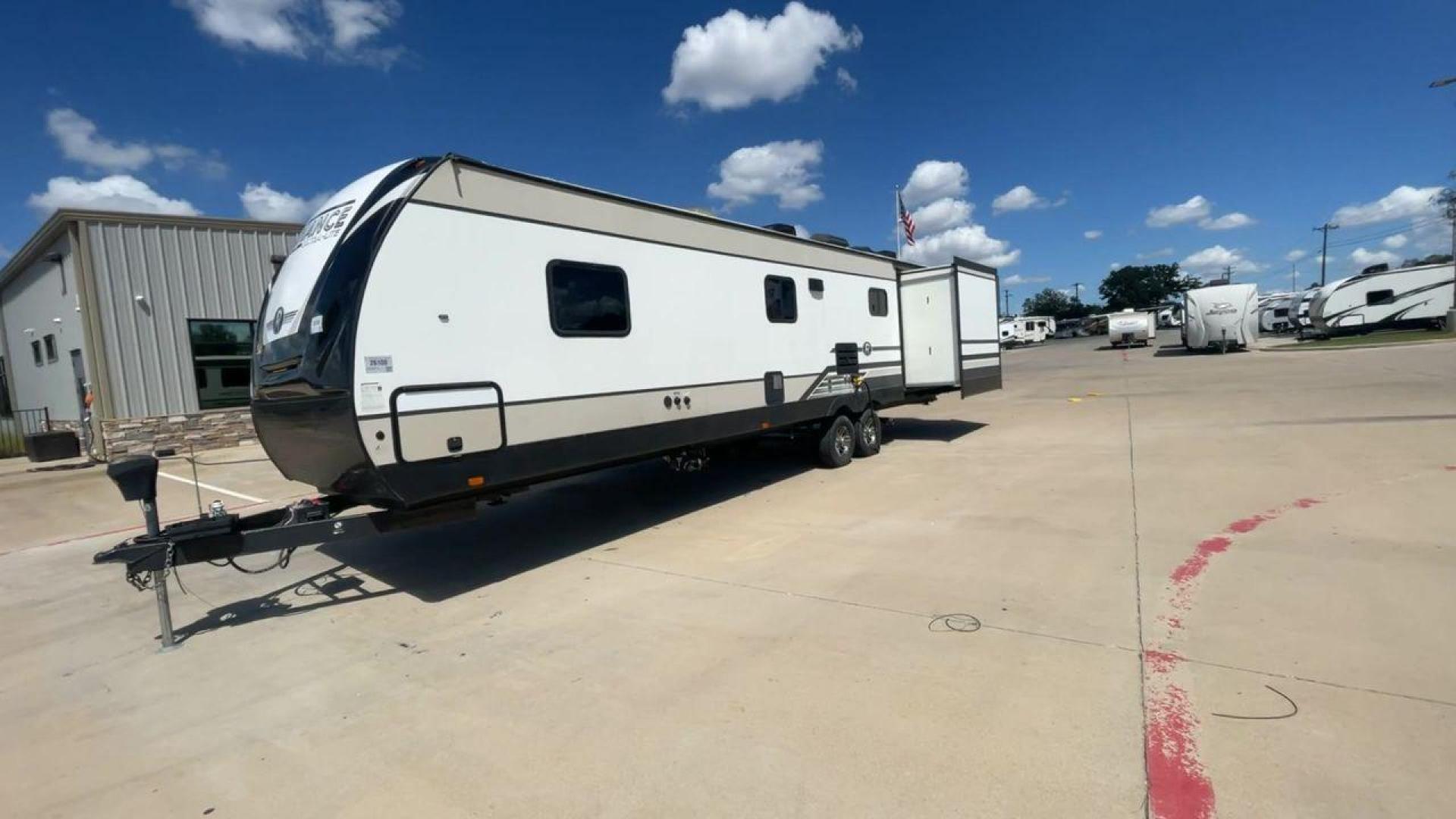 2019 HEARTLAND RADIANCE 32BH (5RXFB3620K2) , Length: 36.58 ft. | Dry Weight: 7,520 lbs | Gross Weight: 9,740 lbs. | Slides: 2 transmission, located at 4319 N Main St, Cleburne, TX, 76033, (817) 678-5133, 32.385960, -97.391212 - Photo#5