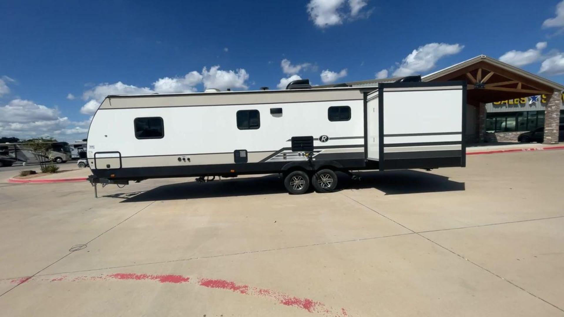 2019 HEARTLAND RADIANCE 32BH (5RXFB3620K2) , Length: 36.58 ft. | Dry Weight: 7,520 lbs | Gross Weight: 9,740 lbs. | Slides: 2 transmission, located at 4319 N Main St, Cleburne, TX, 76033, (817) 678-5133, 32.385960, -97.391212 - Photo#6