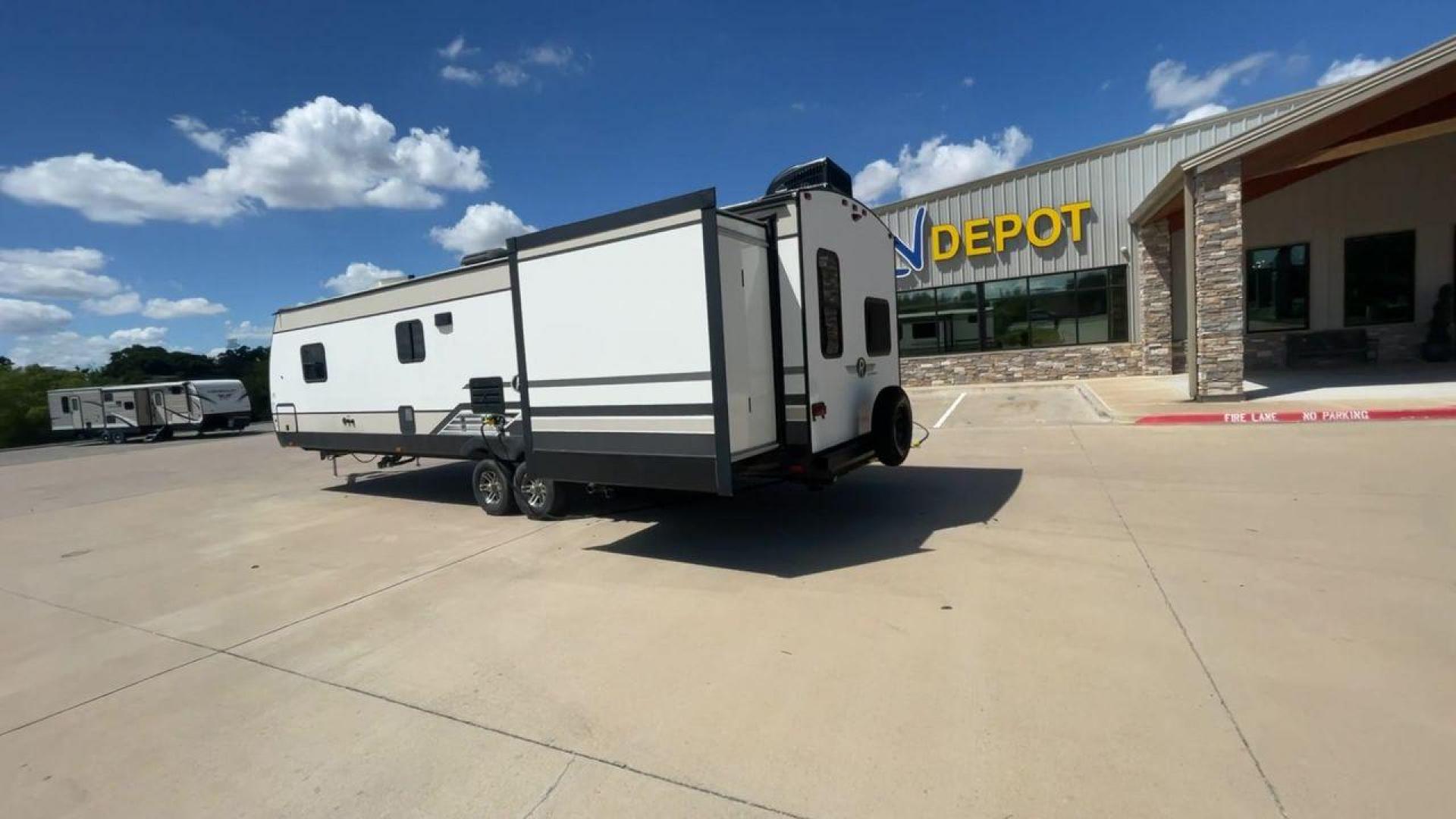 2019 HEARTLAND RADIANCE 32BH (5RXFB3620K2) , Length: 36.58 ft. | Dry Weight: 7,520 lbs | Gross Weight: 9,740 lbs. | Slides: 2 transmission, located at 4319 N Main St, Cleburne, TX, 76033, (817) 678-5133, 32.385960, -97.391212 - Photo#7