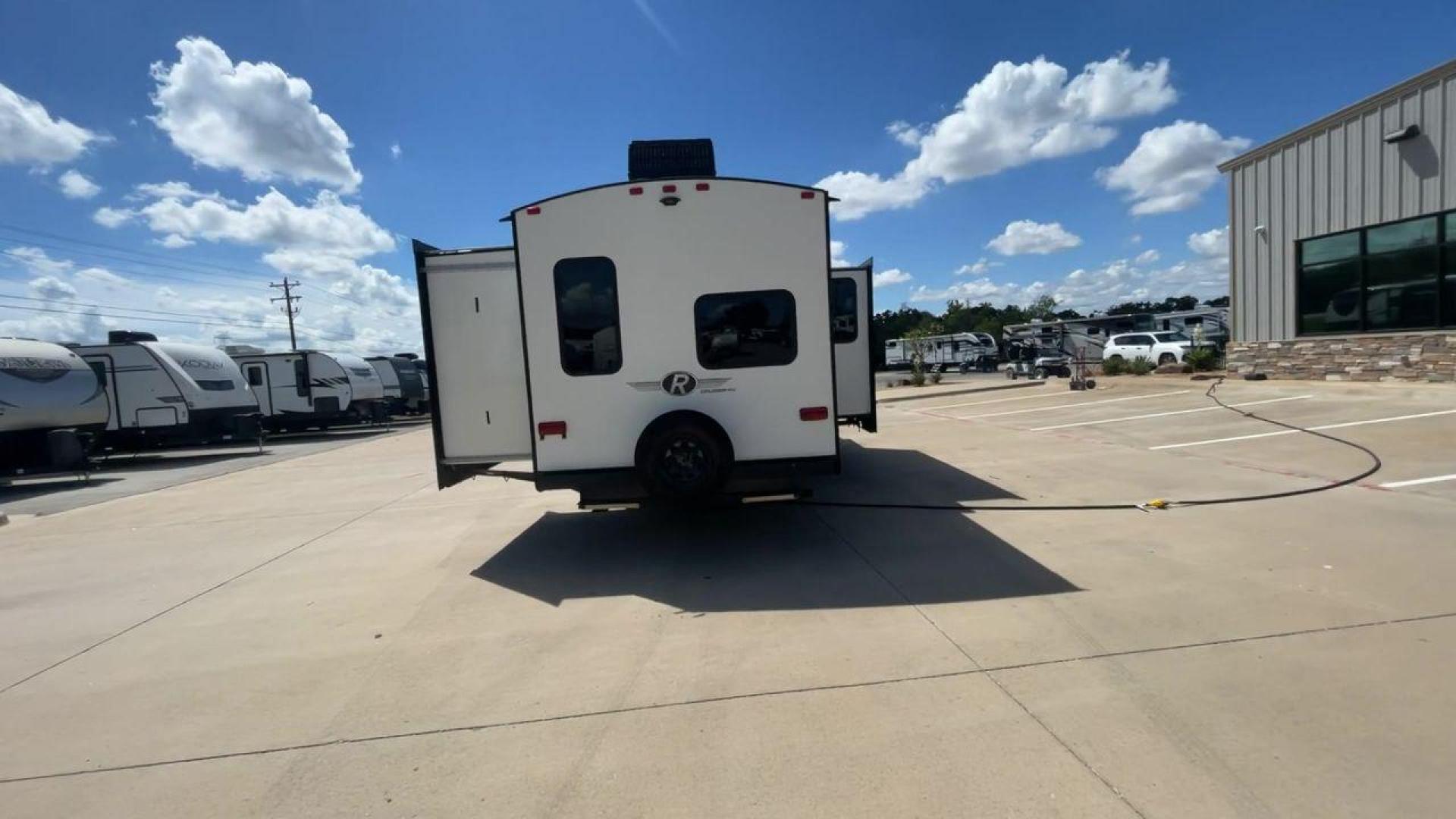 2019 HEARTLAND RADIANCE 32BH (5RXFB3620K2) , Length: 36.58 ft. | Dry Weight: 7,520 lbs | Gross Weight: 9,740 lbs. | Slides: 2 transmission, located at 4319 N Main St, Cleburne, TX, 76033, (817) 678-5133, 32.385960, -97.391212 - Photo#8