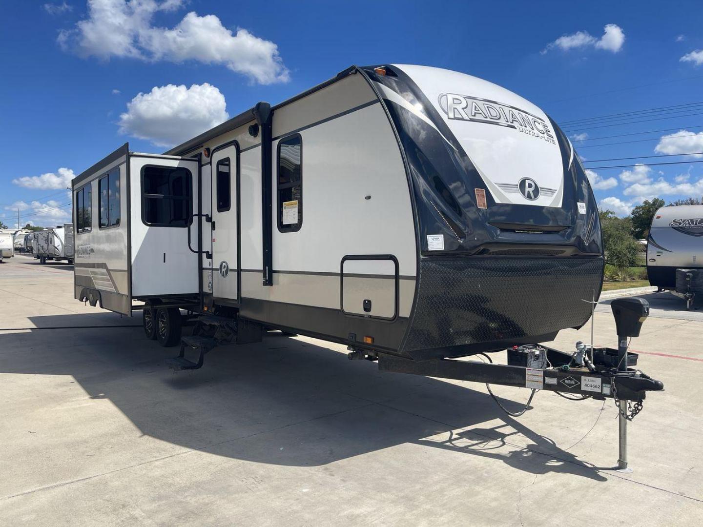 2019 HEARTLAND RADIANCE 32BH (5RXFB3620K2) , Length: 36.58 ft. | Dry Weight: 7,520 lbs | Gross Weight: 9,740 lbs. | Slides: 2 transmission, located at 4319 N Main St, Cleburne, TX, 76033, (817) 678-5133, 32.385960, -97.391212 - Photo#23