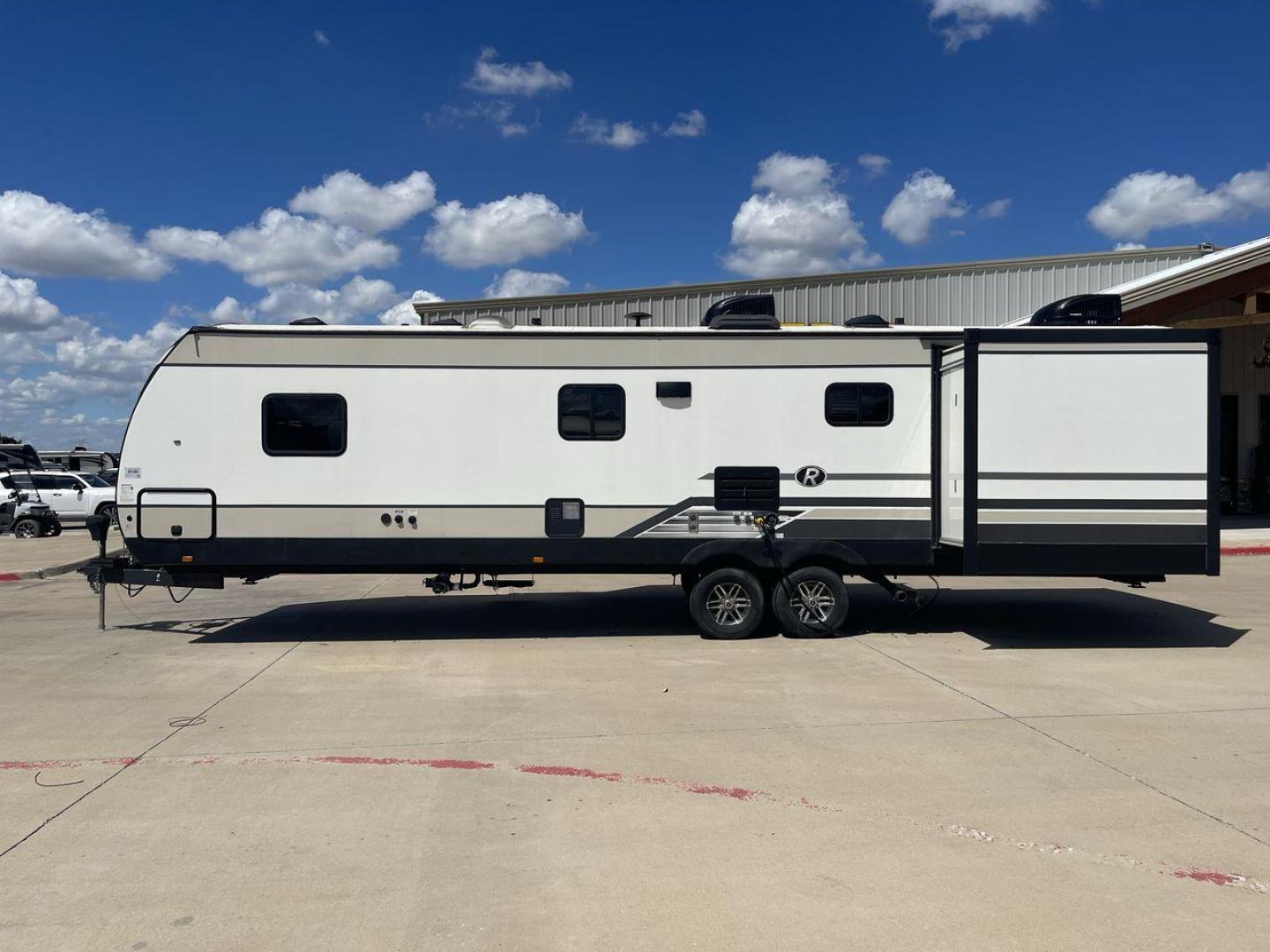 2019 HEARTLAND RADIANCE 32BH (5RXFB3620K2) , Length: 36.58 ft. | Dry Weight: 7,520 lbs | Gross Weight: 9,740 lbs. | Slides: 2 transmission, located at 4319 N Main St, Cleburne, TX, 76033, (817) 678-5133, 32.385960, -97.391212 - Photo#24