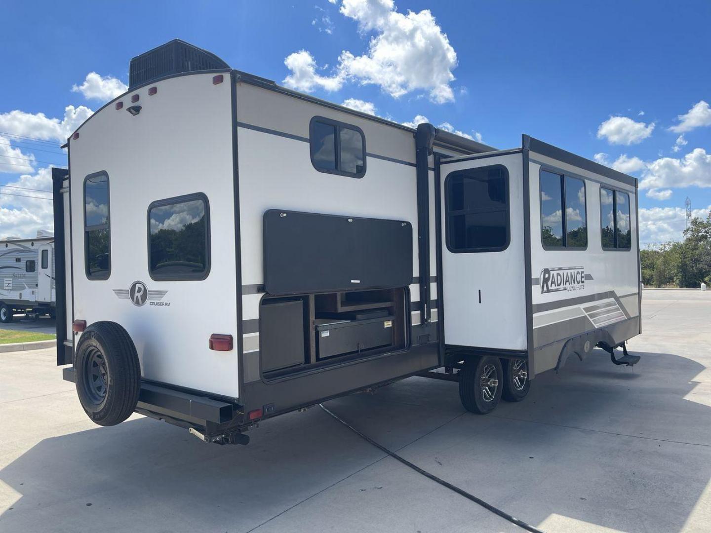 2019 HEARTLAND RADIANCE 32BH (5RXFB3620K2) , Length: 36.58 ft. | Dry Weight: 7,520 lbs | Gross Weight: 9,740 lbs. | Slides: 2 transmission, located at 4319 N Main St, Cleburne, TX, 76033, (817) 678-5133, 32.385960, -97.391212 - Photo#25