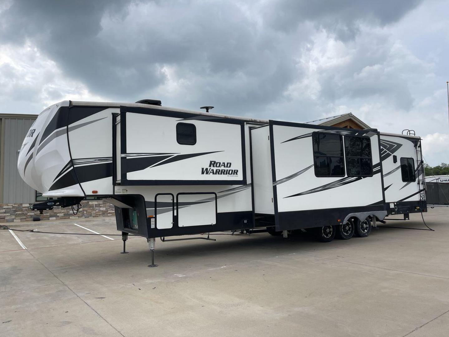 2019 HEARTLAND ROAD WARRIOR 427RW (5SFCG4435KE) , Length: 44.08 ft. | Dry Weight: 16,400 lbs. | Gross Weight: 20,000 lbs. | Slides: 2 transmission, located at 4319 N Main St, Cleburne, TX, 76033, (817) 678-5133, 32.385960, -97.391212 - The 2019 Heartland Road Warrior 427RW fifth wheel toy hauler is ready for your next journey. The length of this amazing RV is 44.08 feet, its dry weight is 16,400 lbs and its gross weight is 20,000 lbs. This makes it stable and long-lasting on the road. This RV is strong and stylish, with two slides - Photo#30