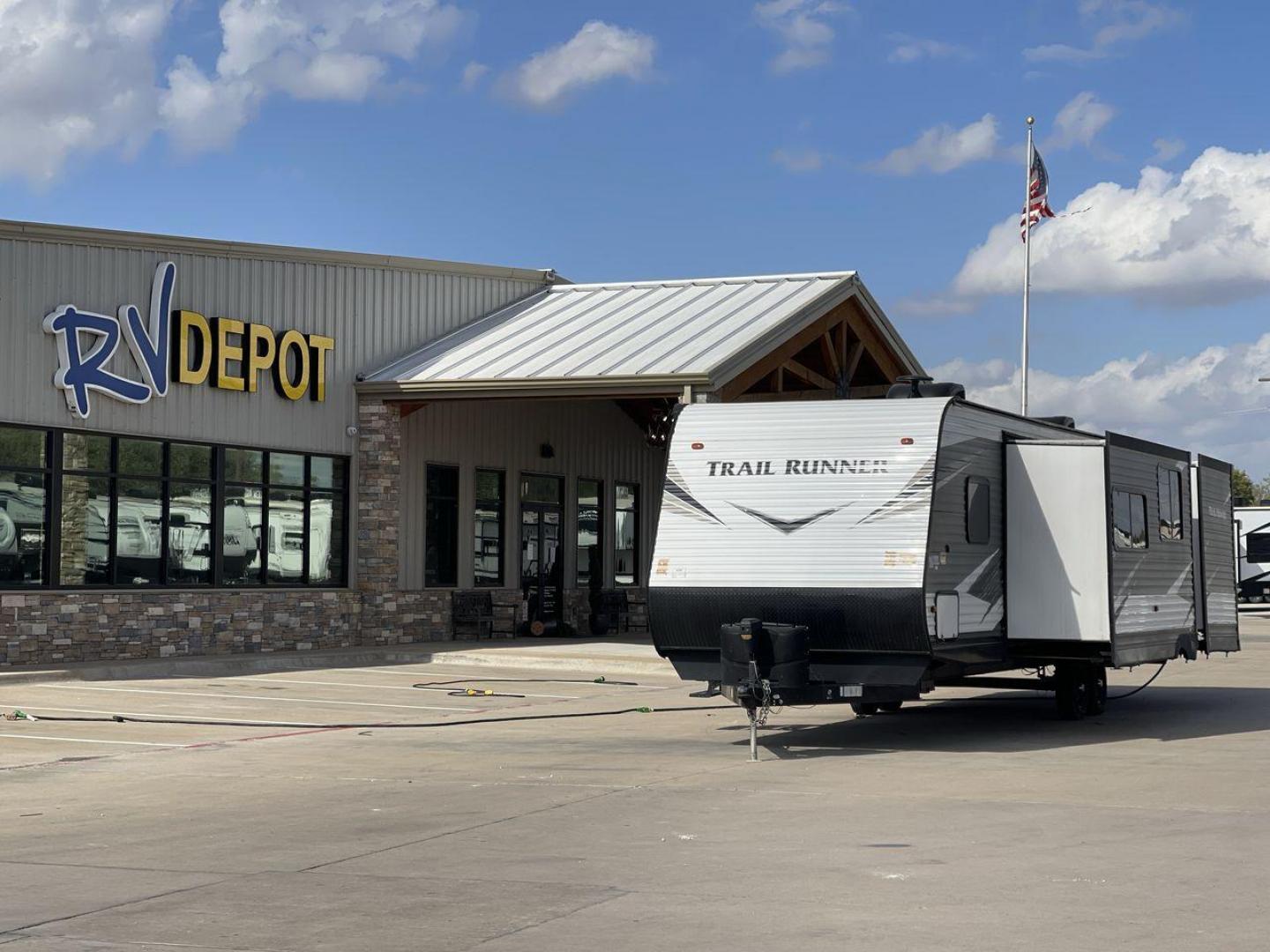 2019 HEARTLAND TRAIL RUNNER 325ODK (5SFEB3624KE) , Length: 36.3 ft. | Dry Weight: 7,724 lbs. | Slides: 2 transmission, located at 4319 N Main St, Cleburne, TX, 76033, (817) 678-5133, 32.385960, -97.391212 - Photo#0