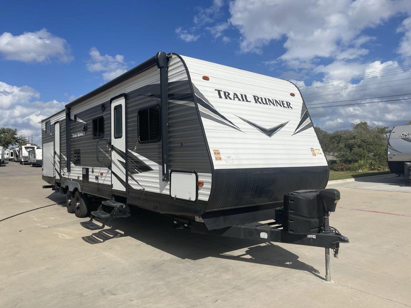 2019 HEARTLAND TRAIL RUNNER 325ODK (5SFEB3624KE) , Length: 36.3 ft. | Dry Weight: 7,724 lbs. | Slides: 2 transmission, located at 4319 N Main St, Cleburne, TX, 76033, (817) 678-5133, 32.385960, -97.391212 - Photo#23