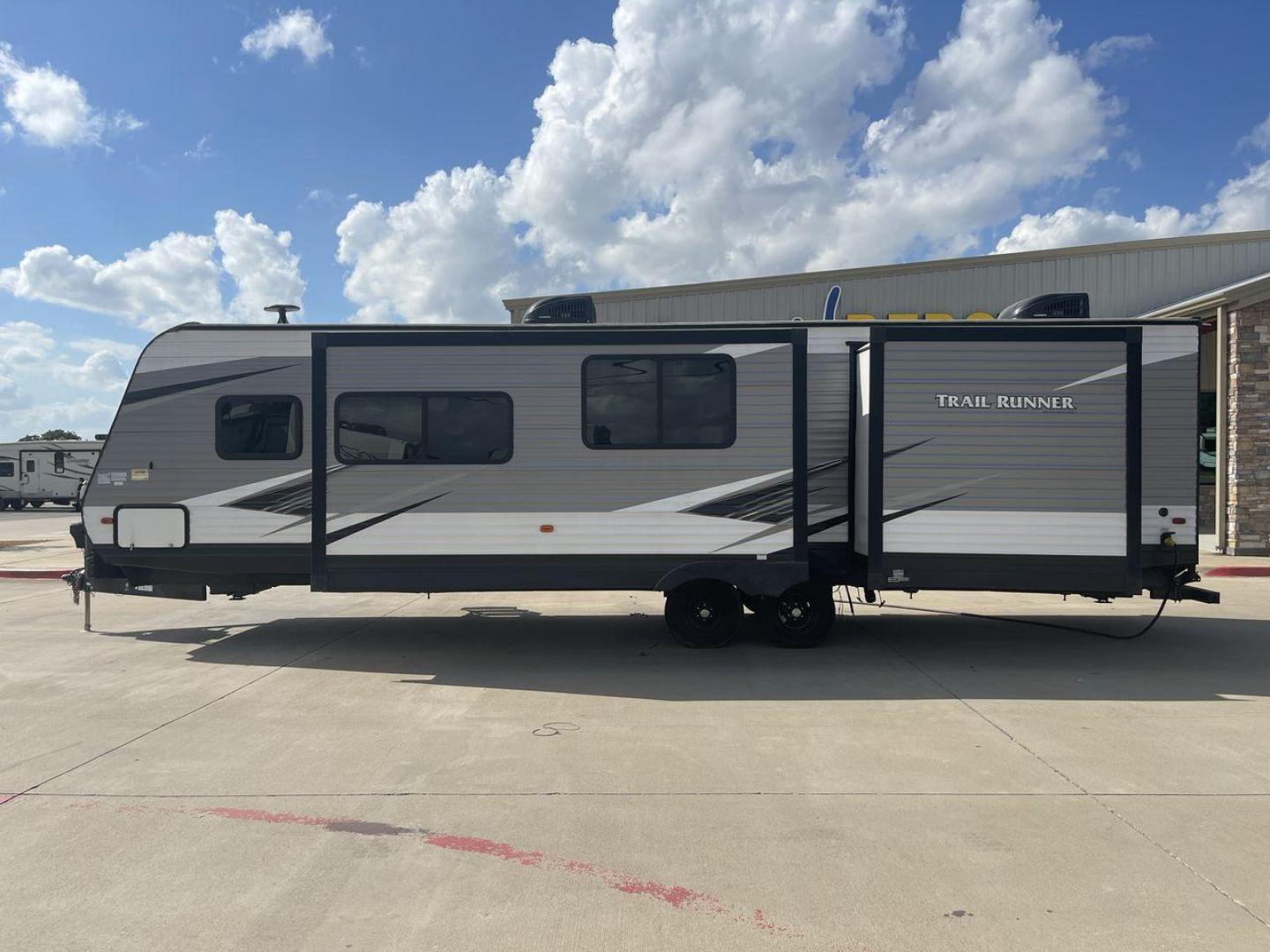 2019 HEARTLAND TRAIL RUNNER 325ODK (5SFEB3624KE) , Length: 36.3 ft. | Dry Weight: 7,724 lbs. | Slides: 2 transmission, located at 4319 N Main St, Cleburne, TX, 76033, (817) 678-5133, 32.385960, -97.391212 - Photo#24