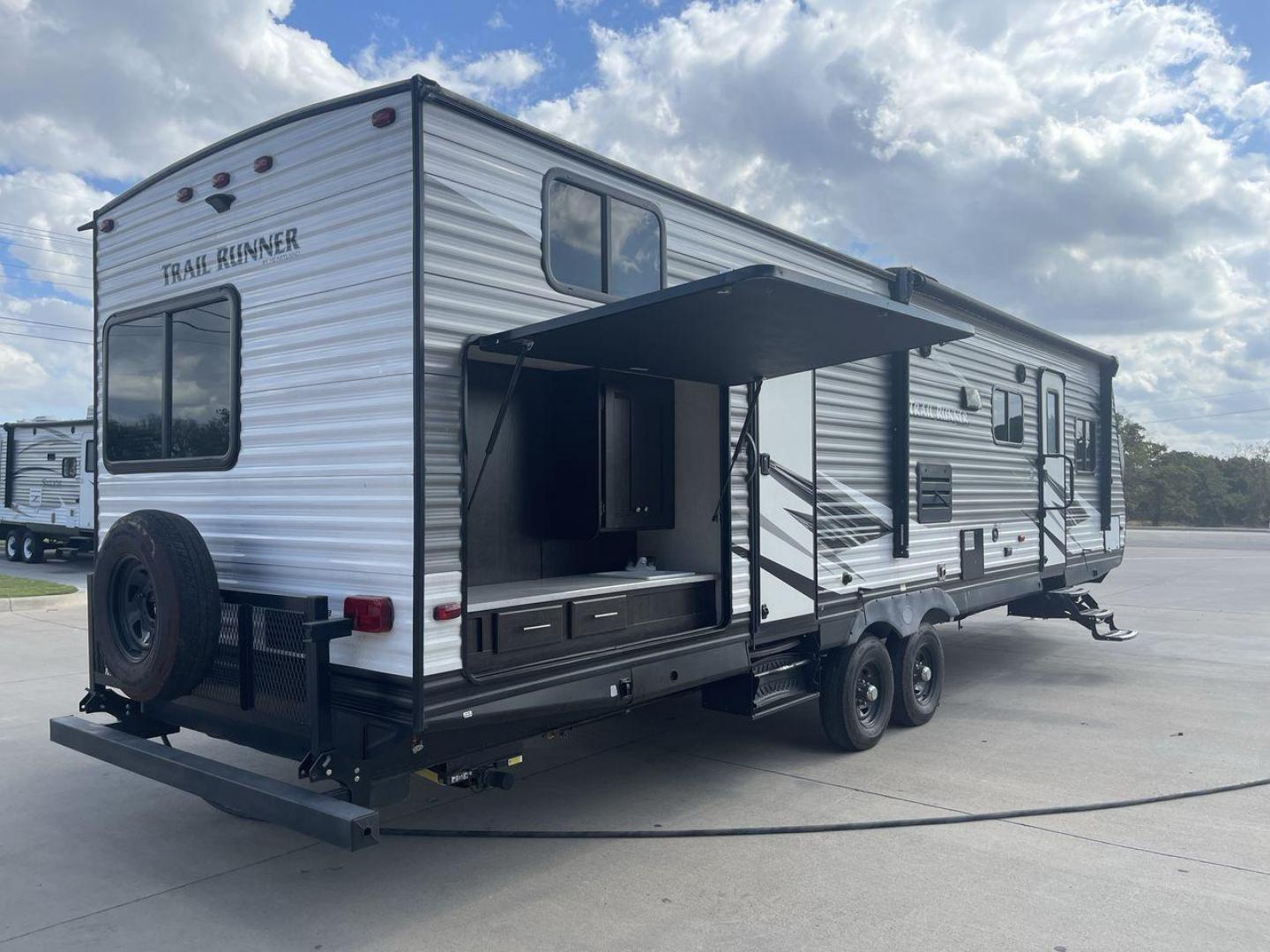 2019 HEARTLAND TRAIL RUNNER 325ODK (5SFEB3624KE) , Length: 36.3 ft. | Dry Weight: 7,724 lbs. | Slides: 2 transmission, located at 4319 N Main St, Cleburne, TX, 76033, (817) 678-5133, 32.385960, -97.391212 - Photo#25