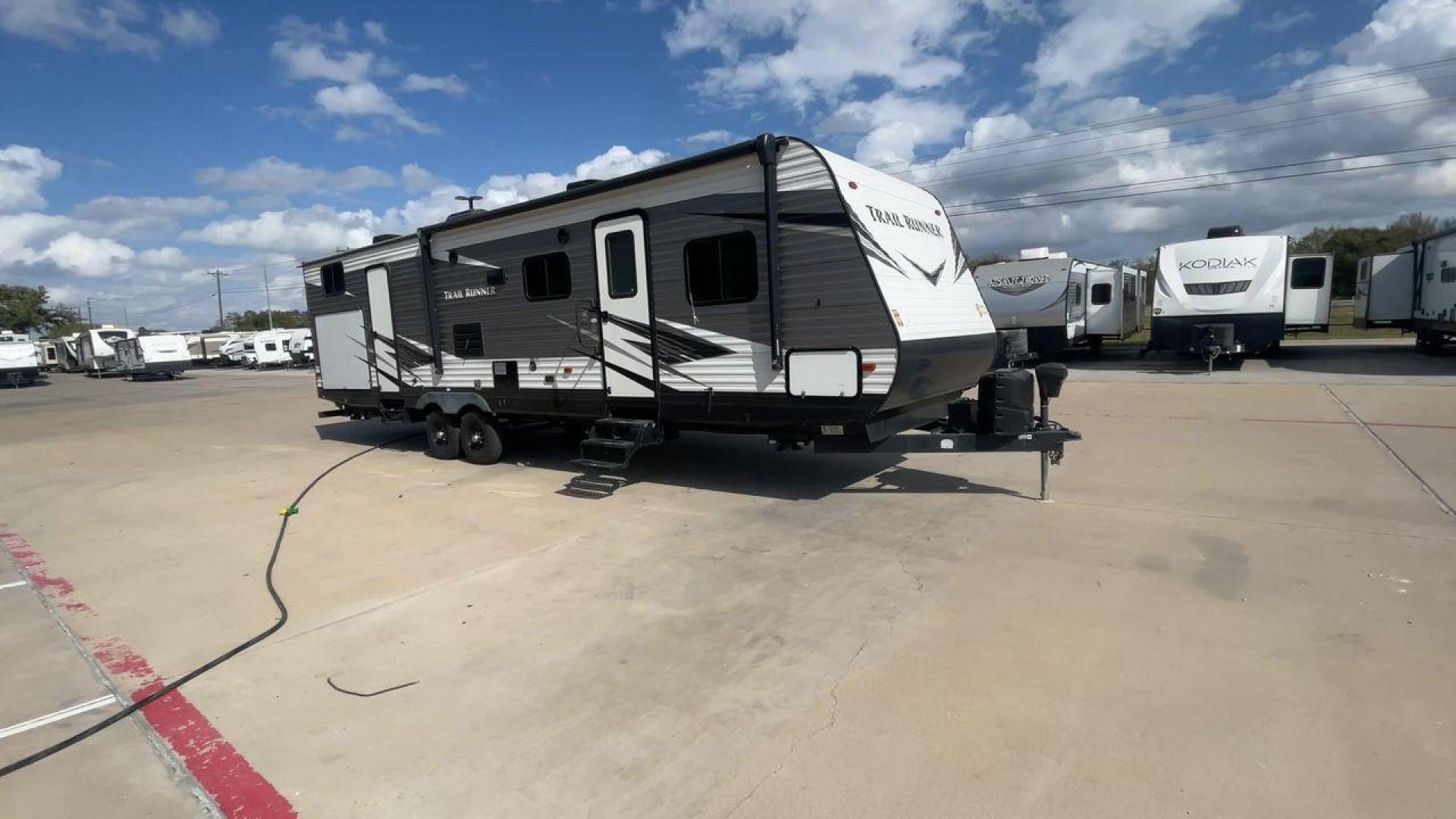 2019 HEARTLAND TRAIL RUNNER 325ODK (5SFEB3624KE) , Length: 36.3 ft. | Dry Weight: 7,724 lbs. | Slides: 2 transmission, located at 4319 N Main St, Cleburne, TX, 76033, (817) 678-5133, 32.385960, -97.391212 - Photo#3