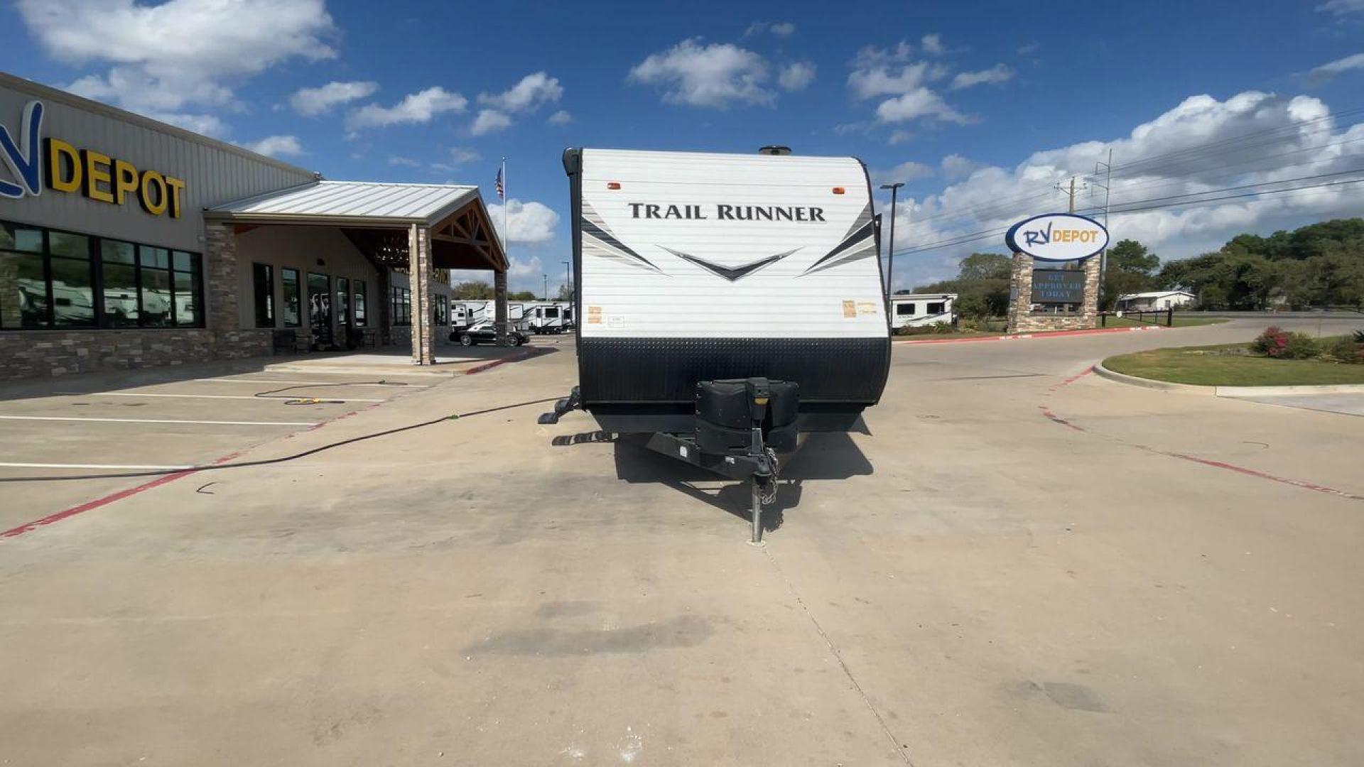 2019 HEARTLAND TRAIL RUNNER 325ODK (5SFEB3624KE) , Length: 36.3 ft. | Dry Weight: 7,724 lbs. | Slides: 2 transmission, located at 4319 N Main St, Cleburne, TX, 76033, (817) 678-5133, 32.385960, -97.391212 - Photo#4