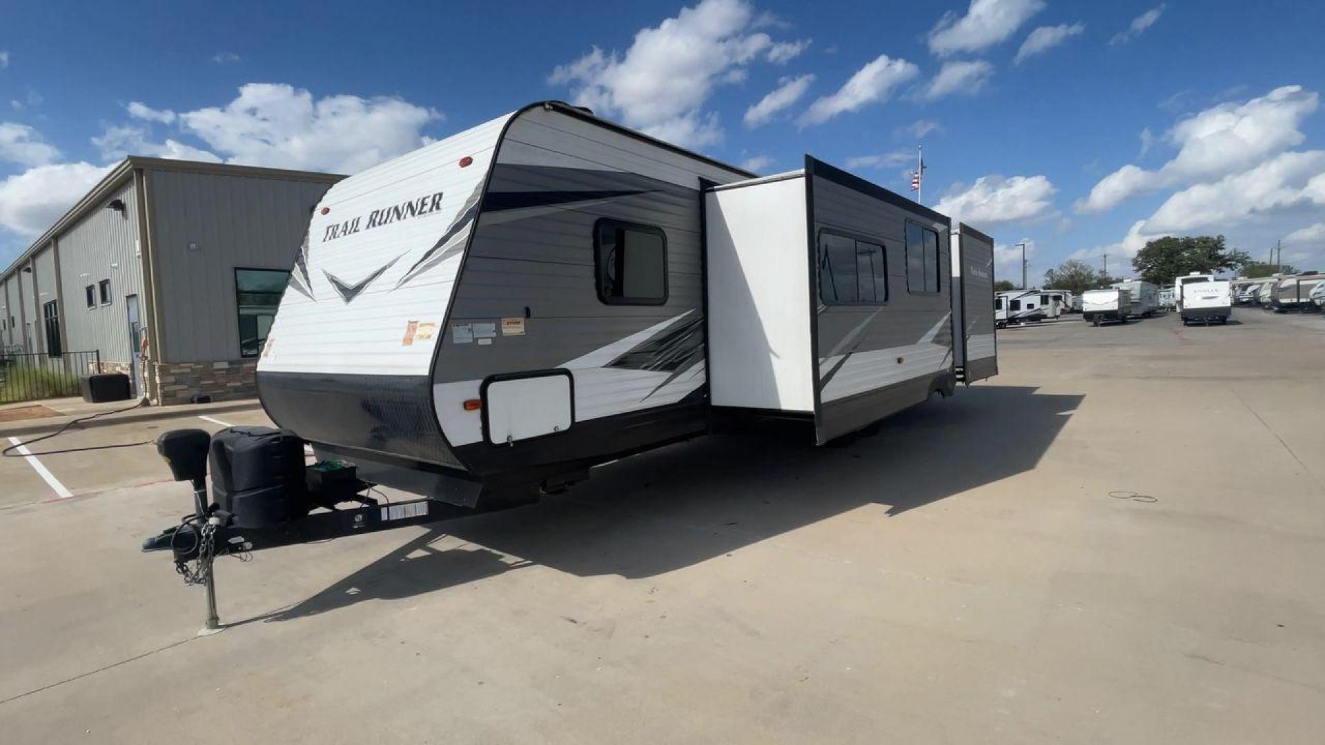 2019 HEARTLAND TRAIL RUNNER 325ODK (5SFEB3624KE) , Length: 36.3 ft. | Dry Weight: 7,724 lbs. | Slides: 2 transmission, located at 4319 N Main St, Cleburne, TX, 76033, (817) 678-5133, 32.385960, -97.391212 - Photo#5