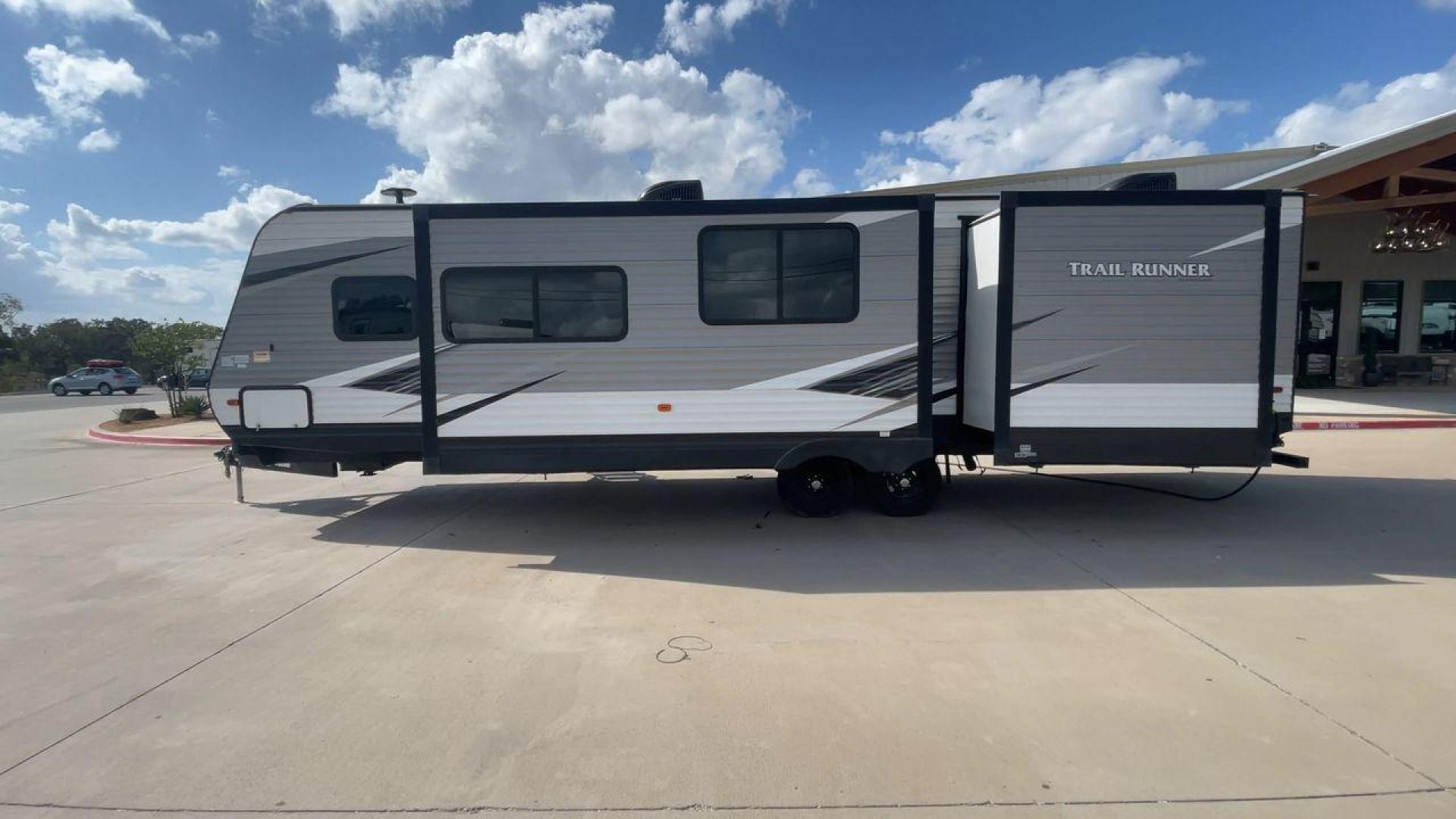 2019 HEARTLAND TRAIL RUNNER 325ODK (5SFEB3624KE) , Length: 36.3 ft. | Dry Weight: 7,724 lbs. | Slides: 2 transmission, located at 4319 N Main St, Cleburne, TX, 76033, (817) 678-5133, 32.385960, -97.391212 - Photo#6