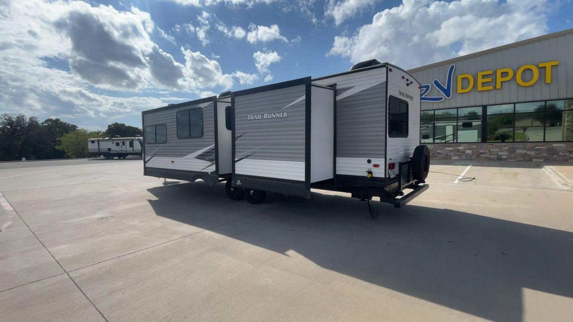 2019 HEARTLAND TRAIL RUNNER 325ODK (5SFEB3624KE) , Length: 36.3 ft. | Dry Weight: 7,724 lbs. | Slides: 2 transmission, located at 4319 N Main St, Cleburne, TX, 76033, (817) 678-5133, 32.385960, -97.391212 - Photo#7