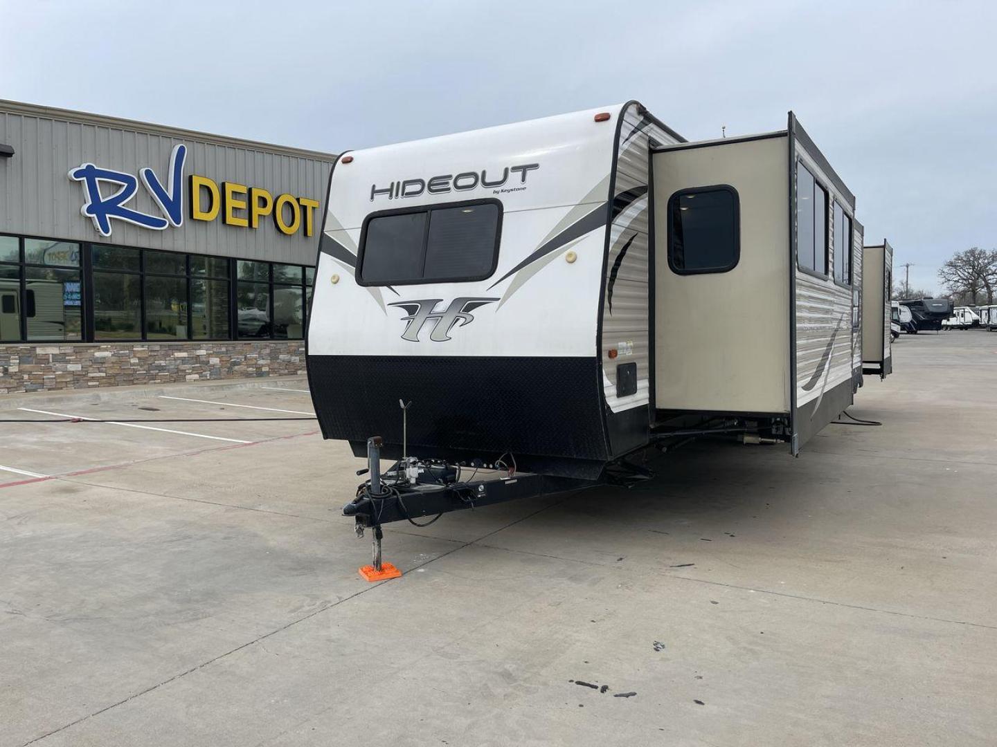 2019 WHITE HIDEOUT 38FKTS - (4YDT38F24K7) , Length: 39.92 ft. | Dry Weight: 9,275 lbs. | Gross Weight: 11,000 lbs. | Slides: 3 transmission, located at 4319 N Main St, Cleburne, TX, 76033, (817) 678-5133, 32.385960, -97.391212 - The 2019 Hideout 38FKTS travel trailer will surely make your camping experience unforgettable. This unit measures 39.92 ft in length, 8 ft in width, 11.33 ft in height, and 6.75 ft in interior height. It has a dry weight of 9,275 lbs with a payload capacity of 1,725 lbs. The GVWR is about 11,000 lbs - Photo#0