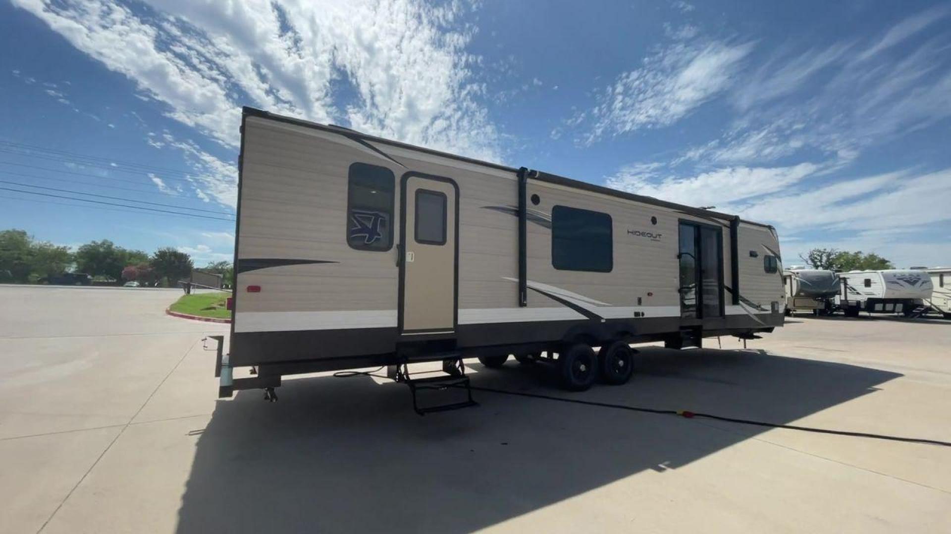 2019 WHITE HIDEOUT 38FKTS - (4YDT38F24K7) , Length: 39.92 ft. | Dry Weight: 9,275 lbs. | Gross Weight: 11,000 lbs. | Slides: 3 transmission, located at 4319 N Main St, Cleburne, TX, 76033, (817) 678-5133, 32.385960, -97.391212 - The 2019 Hideout 38FKTS travel trailer will surely make your camping experience unforgettable. This unit measures 39.92 ft in length, 8 ft in width, 11.33 ft in height, and 6.75 ft in interior height. It has a dry weight of 9,275 lbs with a payload capacity of 1,725 lbs. The GVWR is about 11,000 lbs - Photo#1