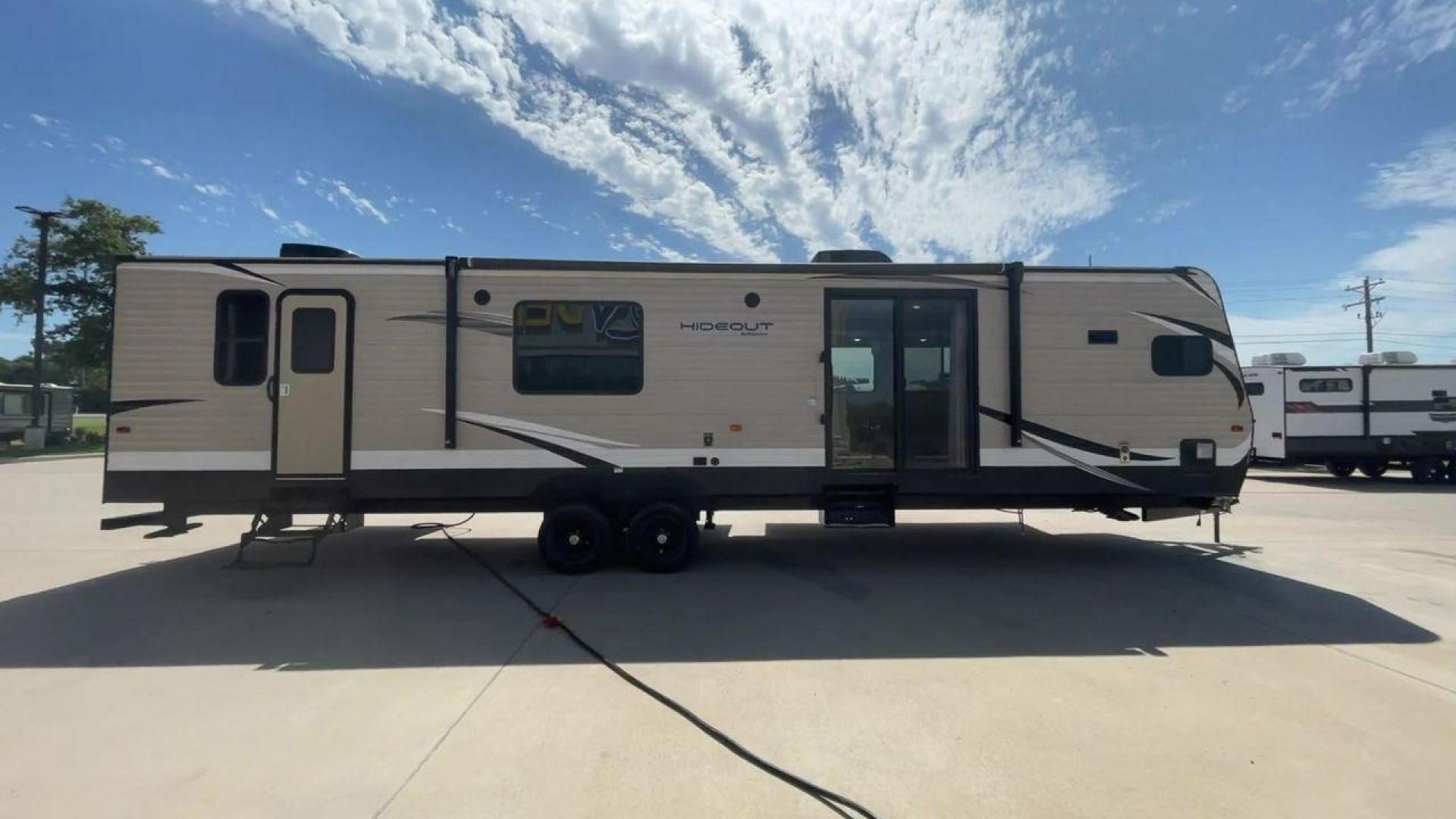 2019 WHITE HIDEOUT 38FKTS - (4YDT38F24K7) , Length: 39.92 ft. | Dry Weight: 9,275 lbs. | Gross Weight: 11,000 lbs. | Slides: 3 transmission, located at 4319 N Main St, Cleburne, TX, 76033, (817) 678-5133, 32.385960, -97.391212 - The 2019 Hideout 38FKTS travel trailer will surely make your camping experience unforgettable. This unit measures 39.92 ft in length, 8 ft in width, 11.33 ft in height, and 6.75 ft in interior height. It has a dry weight of 9,275 lbs with a payload capacity of 1,725 lbs. The GVWR is about 11,000 lbs - Photo#2