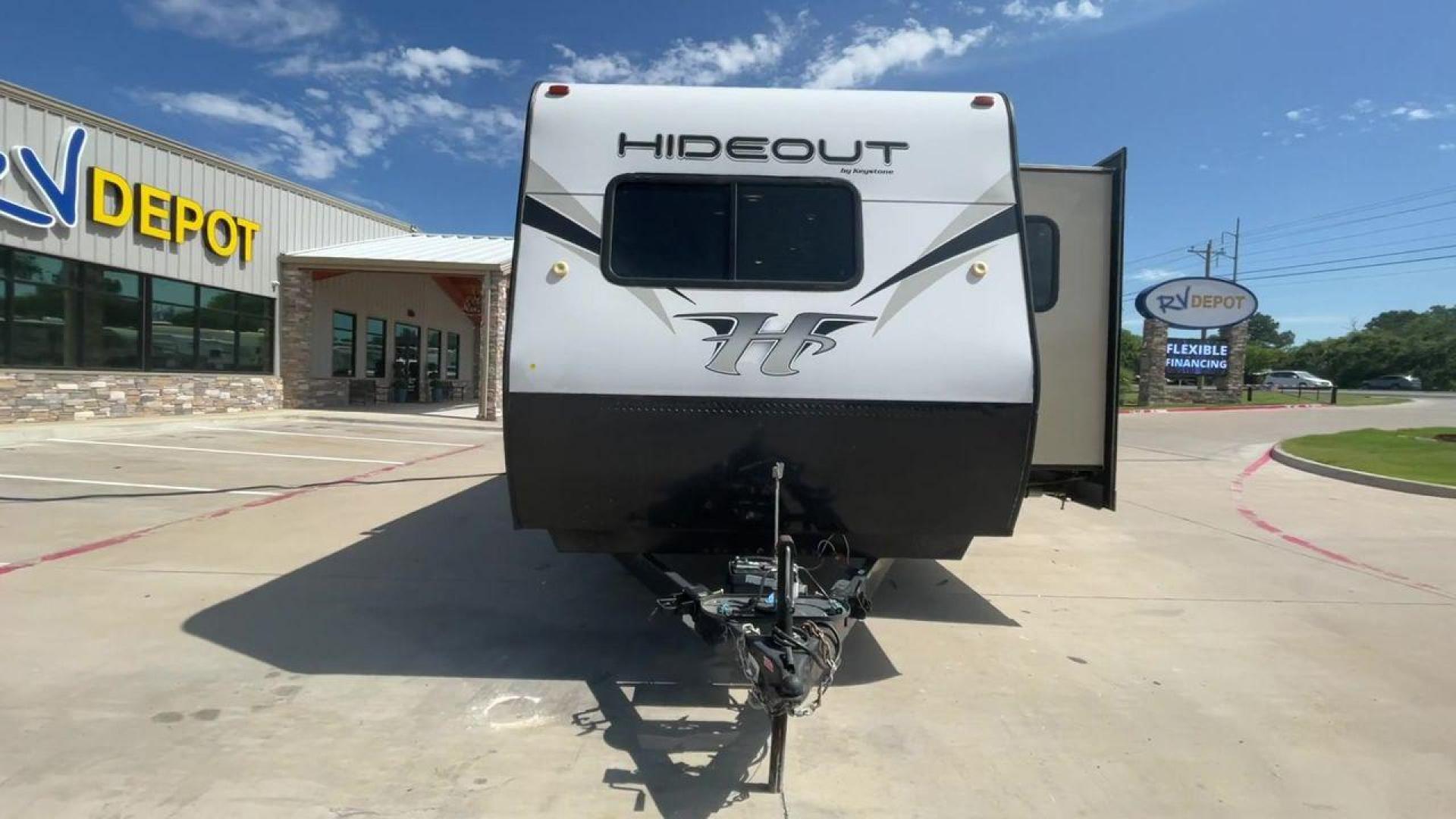 2019 WHITE HIDEOUT 38FKTS - (4YDT38F24K7) , Length: 39.92 ft. | Dry Weight: 9,275 lbs. | Gross Weight: 11,000 lbs. | Slides: 3 transmission, located at 4319 N Main St, Cleburne, TX, 76033, (817) 678-5133, 32.385960, -97.391212 - The 2019 Hideout 38FKTS travel trailer will surely make your camping experience unforgettable. This unit measures 39.92 ft in length, 8 ft in width, 11.33 ft in height, and 6.75 ft in interior height. It has a dry weight of 9,275 lbs with a payload capacity of 1,725 lbs. The GVWR is about 11,000 lbs - Photo#4