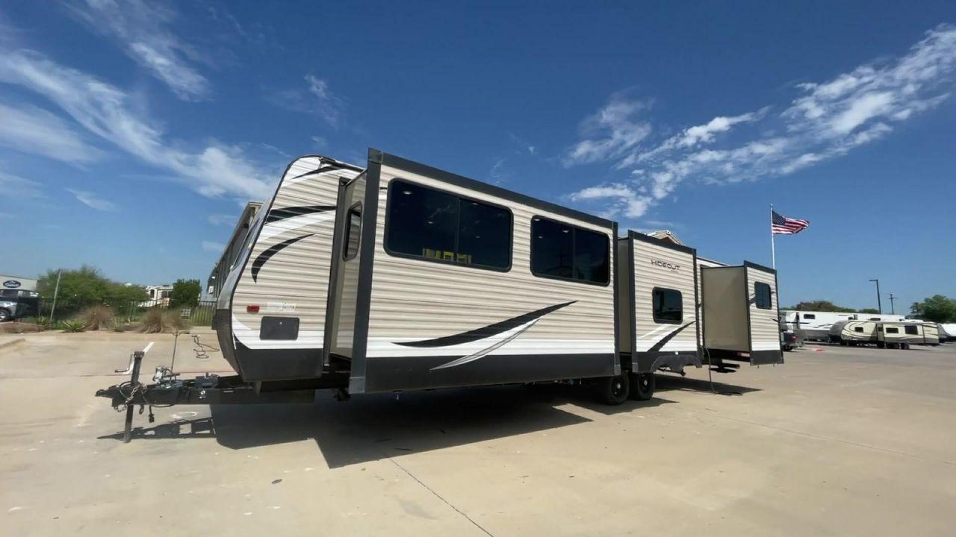 2019 WHITE HIDEOUT 38FKTS - (4YDT38F24K7) , Length: 39.92 ft. | Dry Weight: 9,275 lbs. | Gross Weight: 11,000 lbs. | Slides: 3 transmission, located at 4319 N Main St, Cleburne, TX, 76033, (817) 678-5133, 32.385960, -97.391212 - The 2019 Hideout 38FKTS travel trailer will surely make your camping experience unforgettable. This unit measures 39.92 ft in length, 8 ft in width, 11.33 ft in height, and 6.75 ft in interior height. It has a dry weight of 9,275 lbs with a payload capacity of 1,725 lbs. The GVWR is about 11,000 lbs - Photo#5