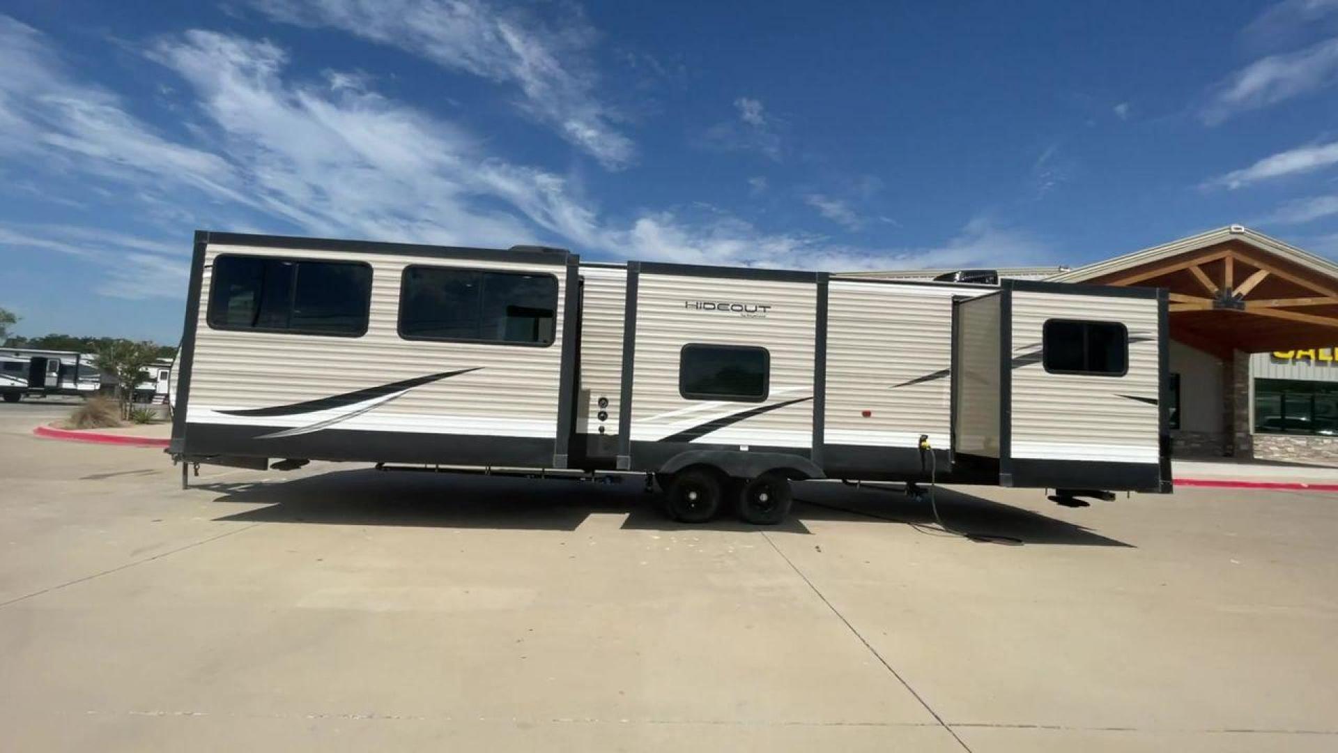 2019 WHITE HIDEOUT 38FKTS - (4YDT38F24K7) , Length: 39.92 ft. | Dry Weight: 9,275 lbs. | Gross Weight: 11,000 lbs. | Slides: 3 transmission, located at 4319 N Main St, Cleburne, TX, 76033, (817) 678-5133, 32.385960, -97.391212 - The 2019 Hideout 38FKTS travel trailer will surely make your camping experience unforgettable. This unit measures 39.92 ft in length, 8 ft in width, 11.33 ft in height, and 6.75 ft in interior height. It has a dry weight of 9,275 lbs with a payload capacity of 1,725 lbs. The GVWR is about 11,000 lbs - Photo#6