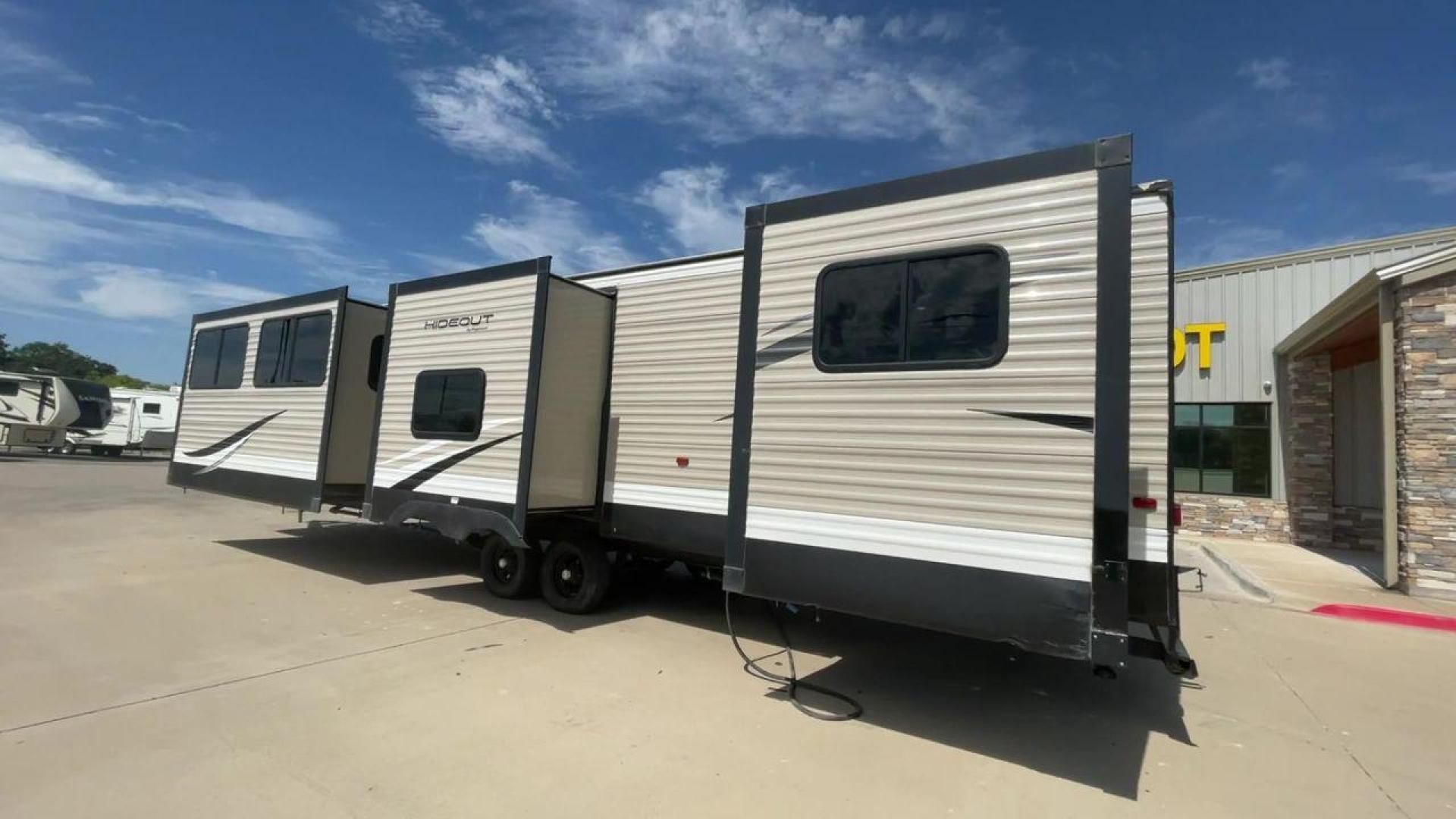 2019 WHITE HIDEOUT 38FKTS - (4YDT38F24K7) , Length: 39.92 ft. | Dry Weight: 9,275 lbs. | Gross Weight: 11,000 lbs. | Slides: 3 transmission, located at 4319 N Main St, Cleburne, TX, 76033, (817) 678-5133, 32.385960, -97.391212 - The 2019 Hideout 38FKTS travel trailer will surely make your camping experience unforgettable. This unit measures 39.92 ft in length, 8 ft in width, 11.33 ft in height, and 6.75 ft in interior height. It has a dry weight of 9,275 lbs with a payload capacity of 1,725 lbs. The GVWR is about 11,000 lbs - Photo#7