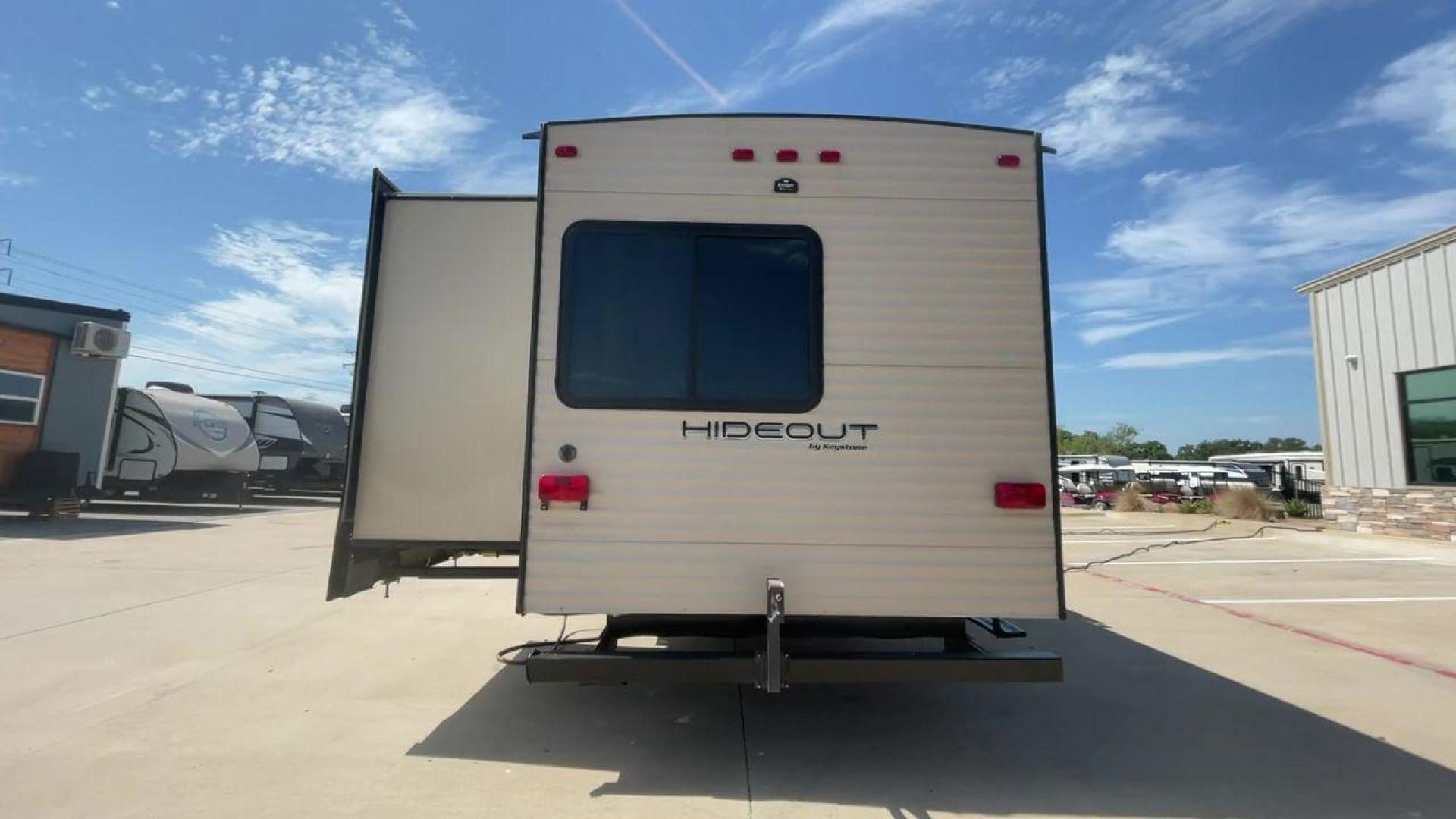 2019 WHITE HIDEOUT 38FKTS - (4YDT38F24K7) , Length: 39.92 ft. | Dry Weight: 9,275 lbs. | Gross Weight: 11,000 lbs. | Slides: 3 transmission, located at 4319 N Main St, Cleburne, TX, 76033, (817) 678-5133, 32.385960, -97.391212 - The 2019 Hideout 38FKTS travel trailer will surely make your camping experience unforgettable. This unit measures 39.92 ft in length, 8 ft in width, 11.33 ft in height, and 6.75 ft in interior height. It has a dry weight of 9,275 lbs with a payload capacity of 1,725 lbs. The GVWR is about 11,000 lbs - Photo#8