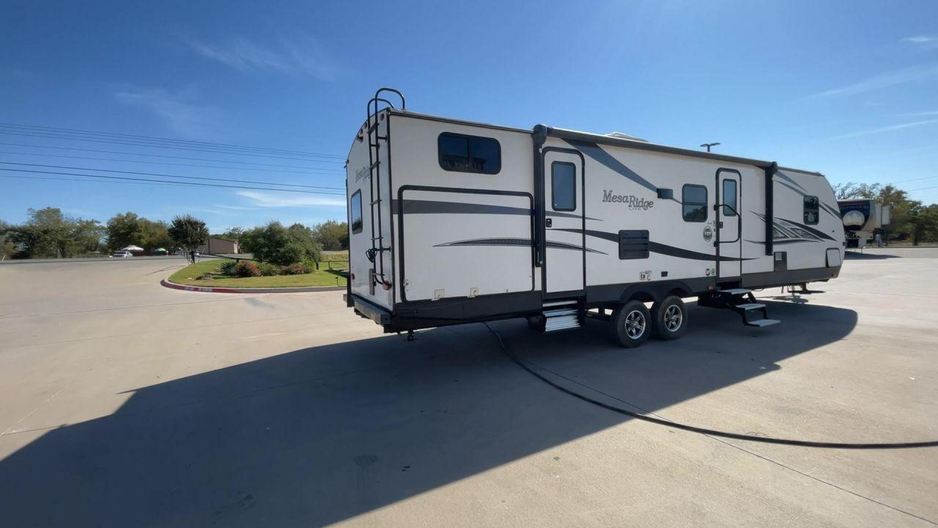 2019 BLACK HIGHLAND RIDGE MESA RIDGE 3310BH (58TBH0BT2K3) , Length: 37.42 ft | Dry Weight: 6,795 lbs | Gross Weight: 8,995 lbs | Slides: 2 transmission, located at 4319 N Main St, Cleburne, TX, 76033, (817) 678-5133, 32.385960, -97.391212 - This 2019 Highland Ridge Mesa Ridge Lite MR3310BH measures 37.42ft with a GVWR of 8,995 lbs. It features two slideouts and an arched vaulted ceiling to give you and your family more comfortable living space. It also includes 32 cu.ft. pass-thru storage and power front and rear stabilizer jacks. The - Photo#1