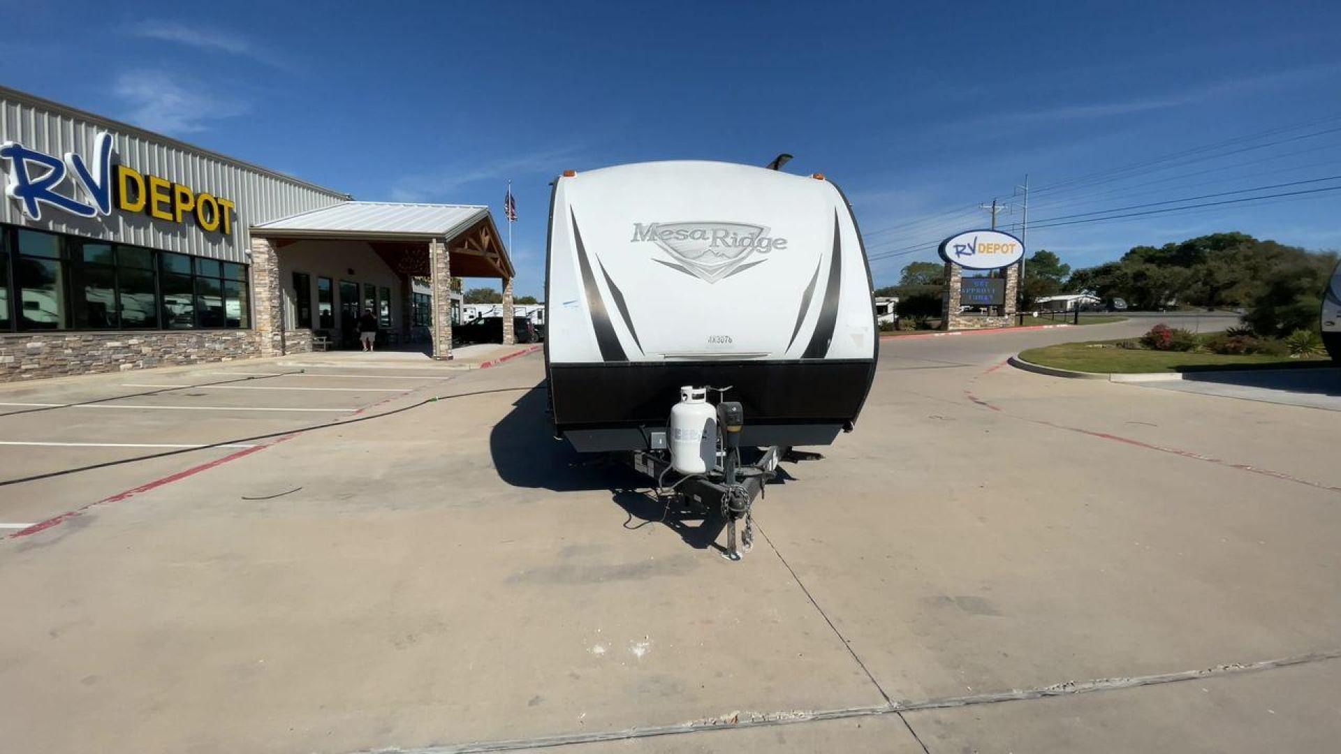 2019 BLACK HIGHLAND RIDGE MESA RIDGE 3310BH (58TBH0BT2K3) , Length: 37.42 ft | Dry Weight: 6,795 lbs | Gross Weight: 8,995 lbs | Slides: 2 transmission, located at 4319 N Main St, Cleburne, TX, 76033, (817) 678-5133, 32.385960, -97.391212 - This 2019 Highland Ridge Mesa Ridge Lite MR3310BH measures 37.42ft with a GVWR of 8,995 lbs. It features two slideouts and an arched vaulted ceiling to give you and your family more comfortable living space. It also includes 32 cu.ft. pass-thru storage and power front and rear stabilizer jacks. The - Photo#4