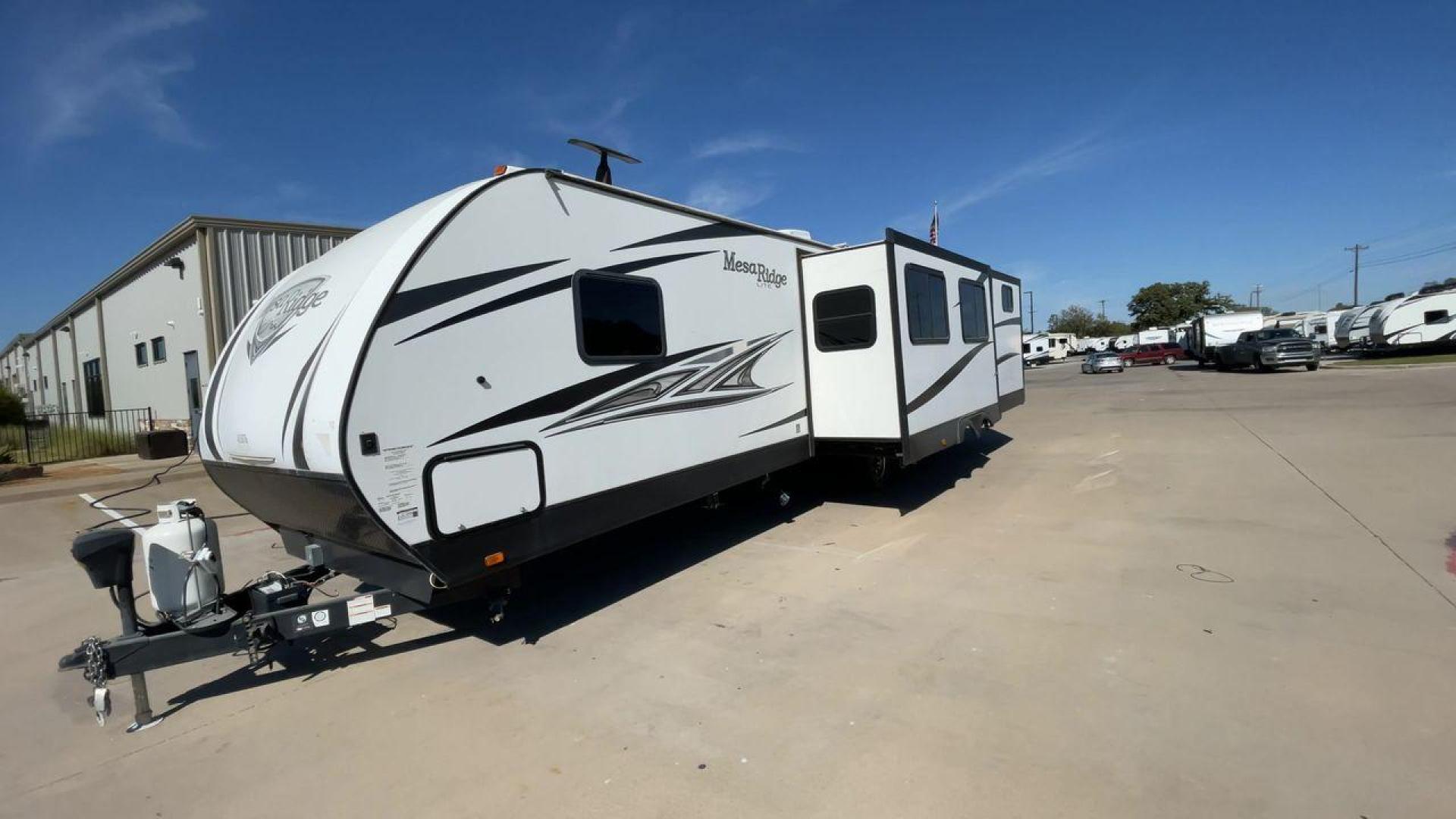 2019 BLACK HIGHLAND RIDGE MESA RIDGE 3310BH (58TBH0BT2K3) , Length: 37.42 ft | Dry Weight: 6,795 lbs | Gross Weight: 8,995 lbs | Slides: 2 transmission, located at 4319 N Main St, Cleburne, TX, 76033, (817) 678-5133, 32.385960, -97.391212 - This 2019 Highland Ridge Mesa Ridge Lite MR3310BH measures 37.42ft with a GVWR of 8,995 lbs. It features two slideouts and an arched vaulted ceiling to give you and your family more comfortable living space. It also includes 32 cu.ft. pass-thru storage and power front and rear stabilizer jacks. The - Photo#5