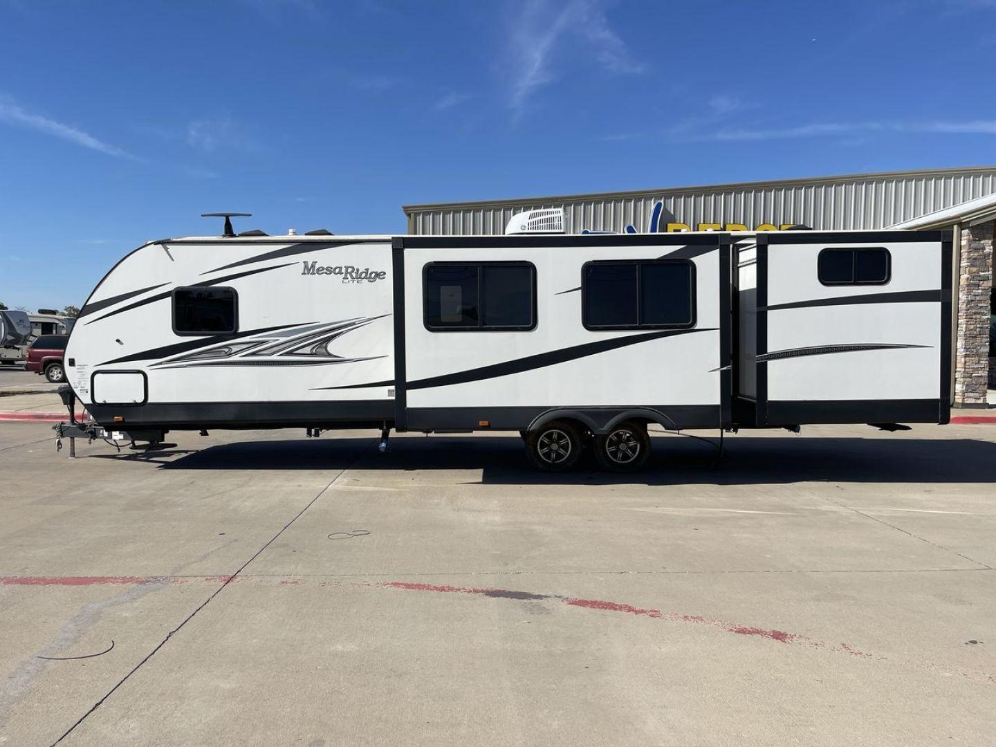 2019 BLACK HIGHLAND RIDGE MESA RIDGE 3310BH (58TBH0BT2K3) , Length: 37.42 ft | Dry Weight: 6,795 lbs | Gross Weight: 8,995 lbs | Slides: 2 transmission, located at 4319 N Main St, Cleburne, TX, 76033, (817) 678-5133, 32.385960, -97.391212 - This 2019 Highland Ridge Mesa Ridge Lite MR3310BH measures 37.42ft with a GVWR of 8,995 lbs. It features two slideouts and an arched vaulted ceiling to give you and your family more comfortable living space. It also includes 32 cu.ft. pass-thru storage and power front and rear stabilizer jacks. The - Photo#23