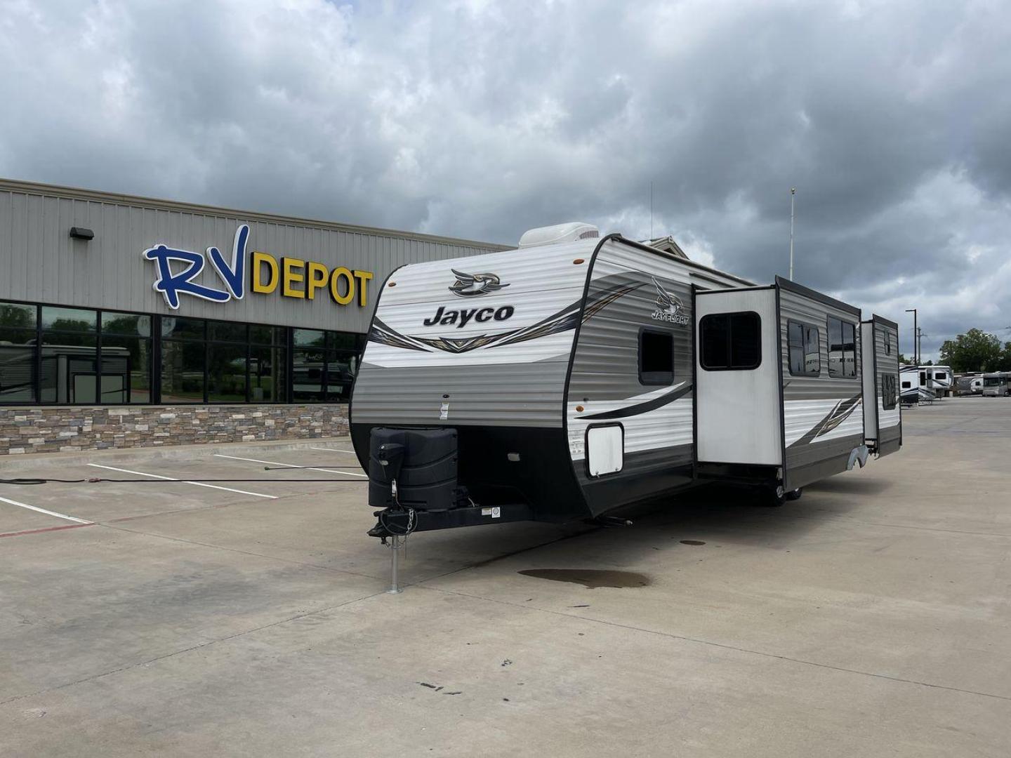 2019 JAYCO JAYFLIGHT 32RSBH (1UJBJ0BT0K1) , located at 4319 N Main St, Cleburne, TX, 76033, (817) 678-5133, 32.385960, -97.391212 - Photo#0