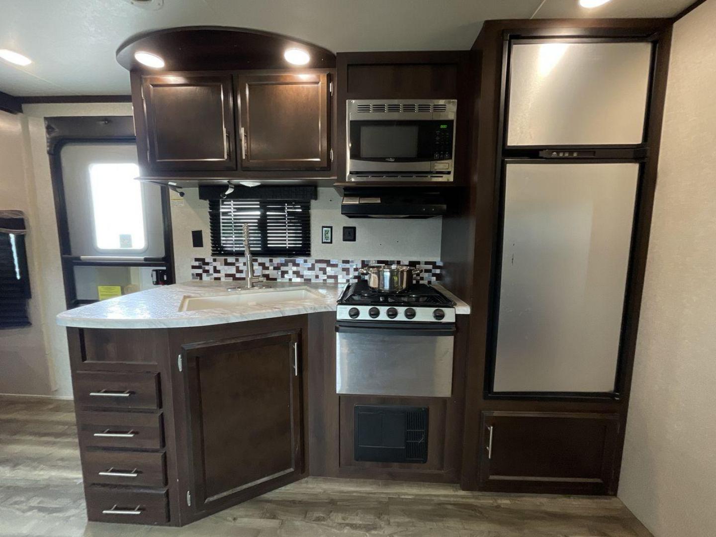 2019 JAYCO JAYFLIGHT 32RSBH (1UJBJ0BT0K1) , located at 4319 N Main St, Cleburne, TX, 76033, (817) 678-5133, 32.385960, -97.391212 - Photo#10