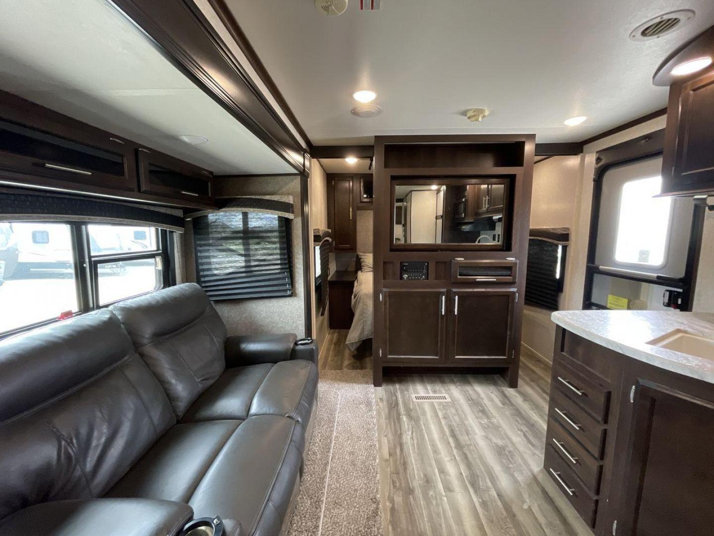 2019 JAYCO JAYFLIGHT 32RSBH (1UJBJ0BT0K1) , located at 4319 N Main St, Cleburne, TX, 76033, (817) 678-5133, 32.385960, -97.391212 - Photo#11