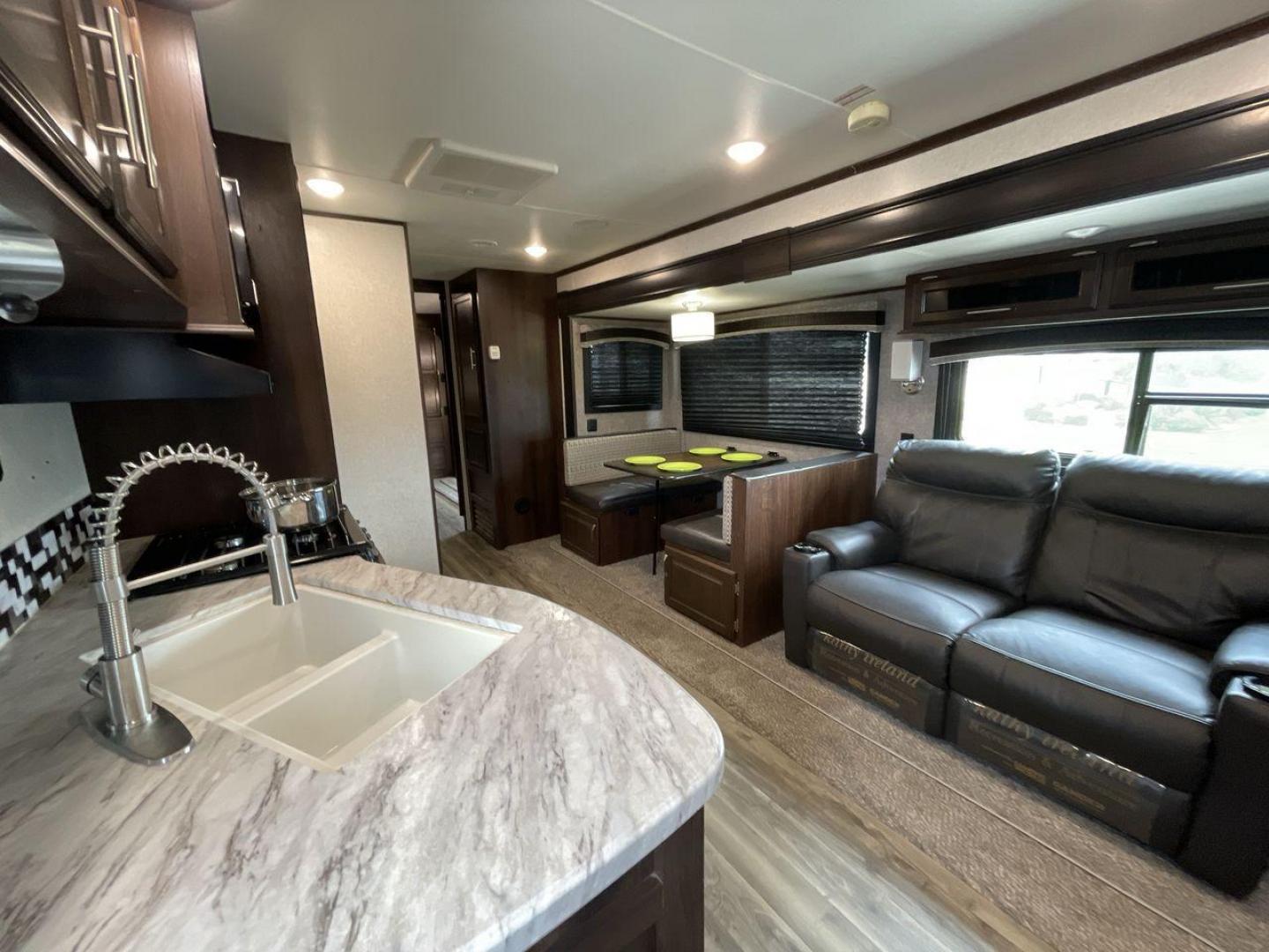 2019 JAYCO JAYFLIGHT 32RSBH (1UJBJ0BT0K1) , located at 4319 N Main St, Cleburne, TX, 76033, (817) 678-5133, 32.385960, -97.391212 - Photo#12