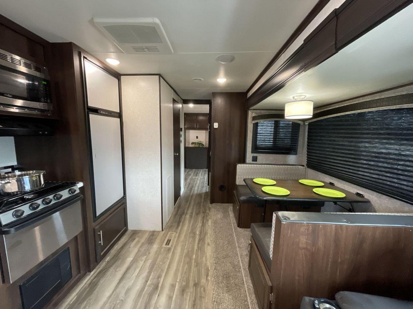 2019 JAYCO JAYFLIGHT 32RSBH (1UJBJ0BT0K1) , located at 4319 N Main St, Cleburne, TX, 76033, (817) 678-5133, 32.385960, -97.391212 - Photo#13