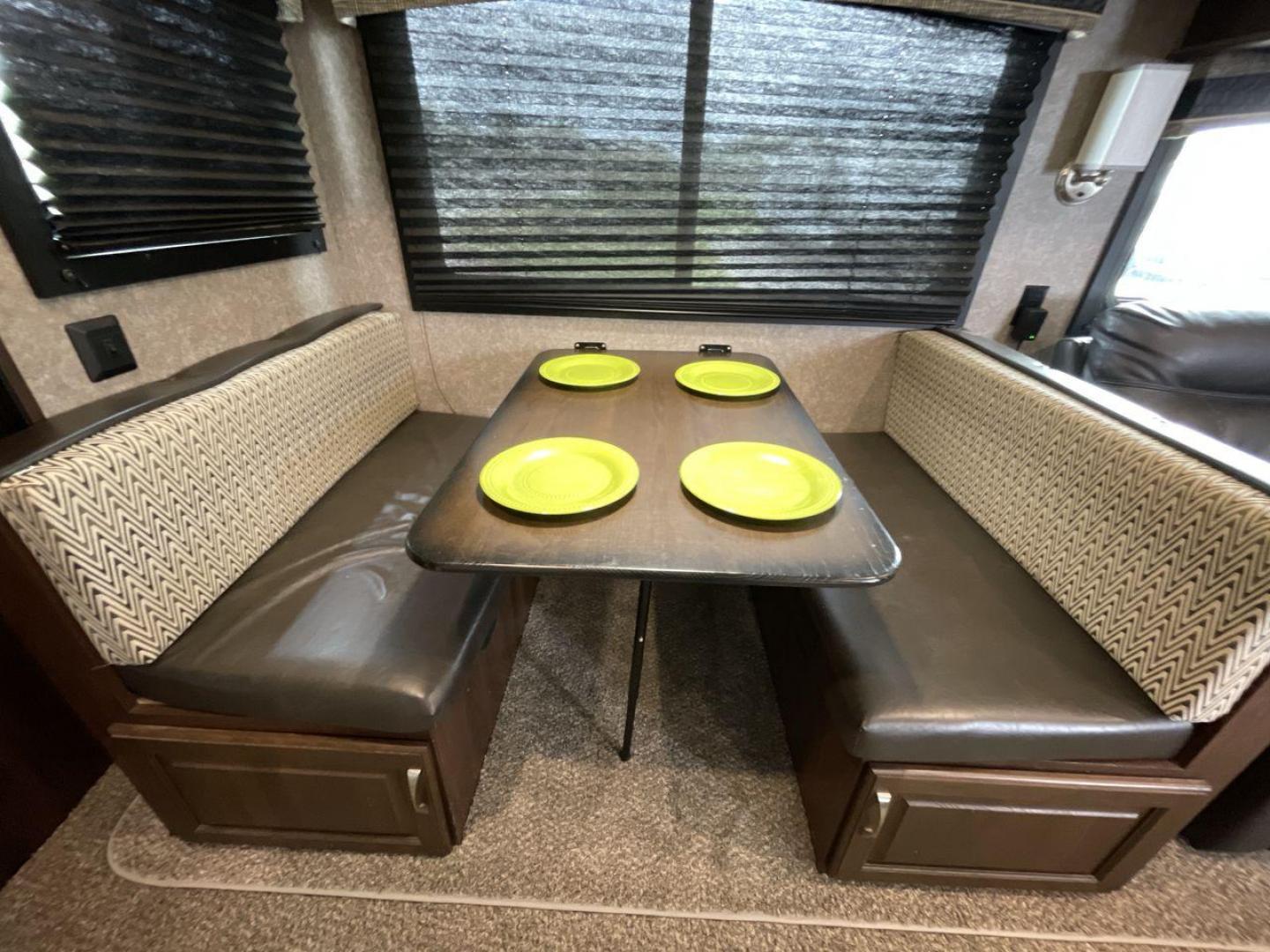 2019 JAYCO JAYFLIGHT 32RSBH (1UJBJ0BT0K1) , located at 4319 N Main St, Cleburne, TX, 76033, (817) 678-5133, 32.385960, -97.391212 - Photo#14