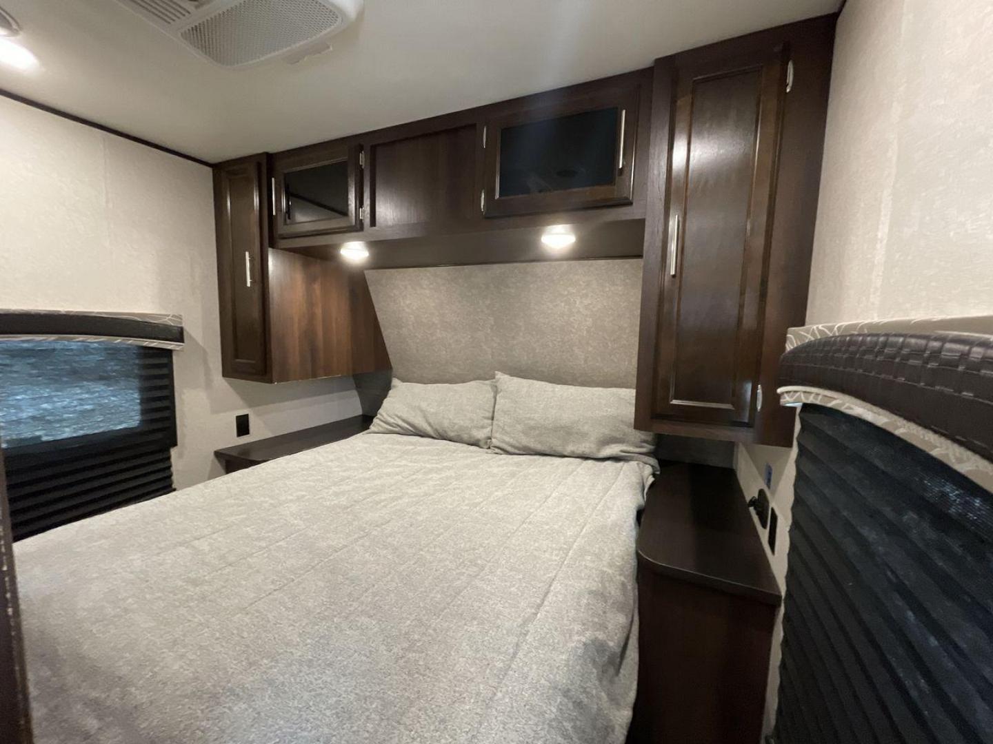 2019 JAYCO JAYFLIGHT 32RSBH (1UJBJ0BT0K1) , located at 4319 N Main St, Cleburne, TX, 76033, (817) 678-5133, 32.385960, -97.391212 - Photo#17