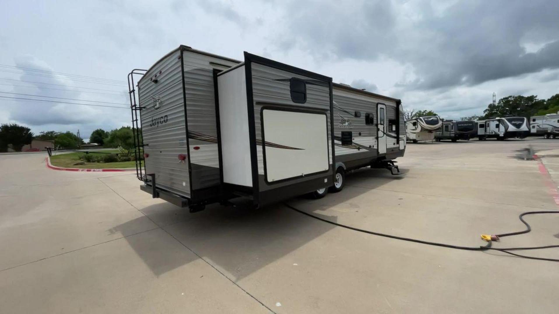 2019 JAYCO JAYFLIGHT 32RSBH (1UJBJ0BT0K1) , located at 4319 N Main St, Cleburne, TX, 76033, (817) 678-5133, 32.385960, -97.391212 - Photo#1