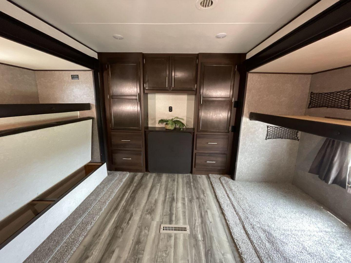 2019 JAYCO JAYFLIGHT 32RSBH (1UJBJ0BT0K1) , located at 4319 N Main St, Cleburne, TX, 76033, (817) 678-5133, 32.385960, -97.391212 - Photo#19