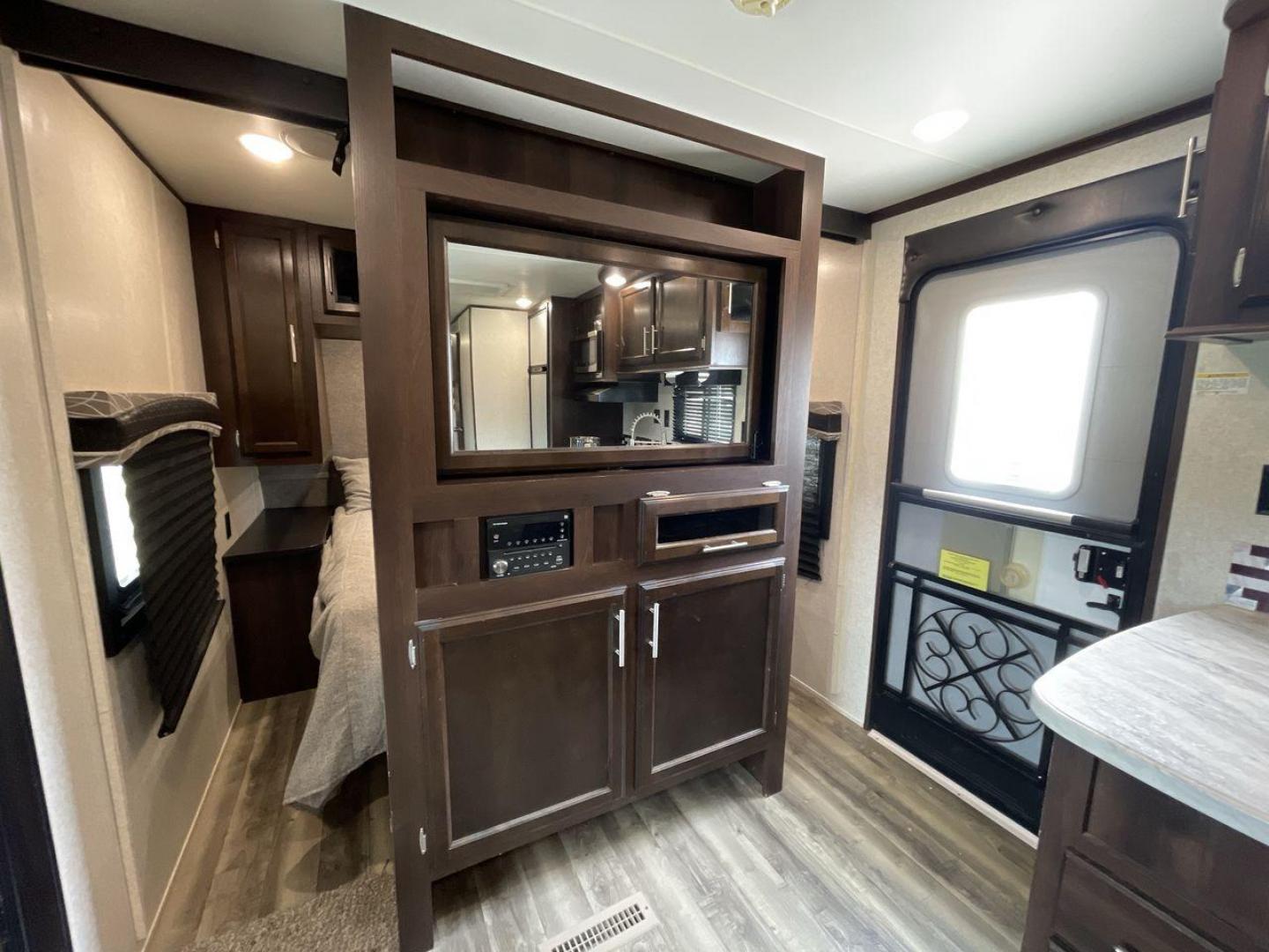 2019 JAYCO JAYFLIGHT 32RSBH (1UJBJ0BT0K1) , located at 4319 N Main St, Cleburne, TX, 76033, (817) 678-5133, 32.385960, -97.391212 - Photo#20