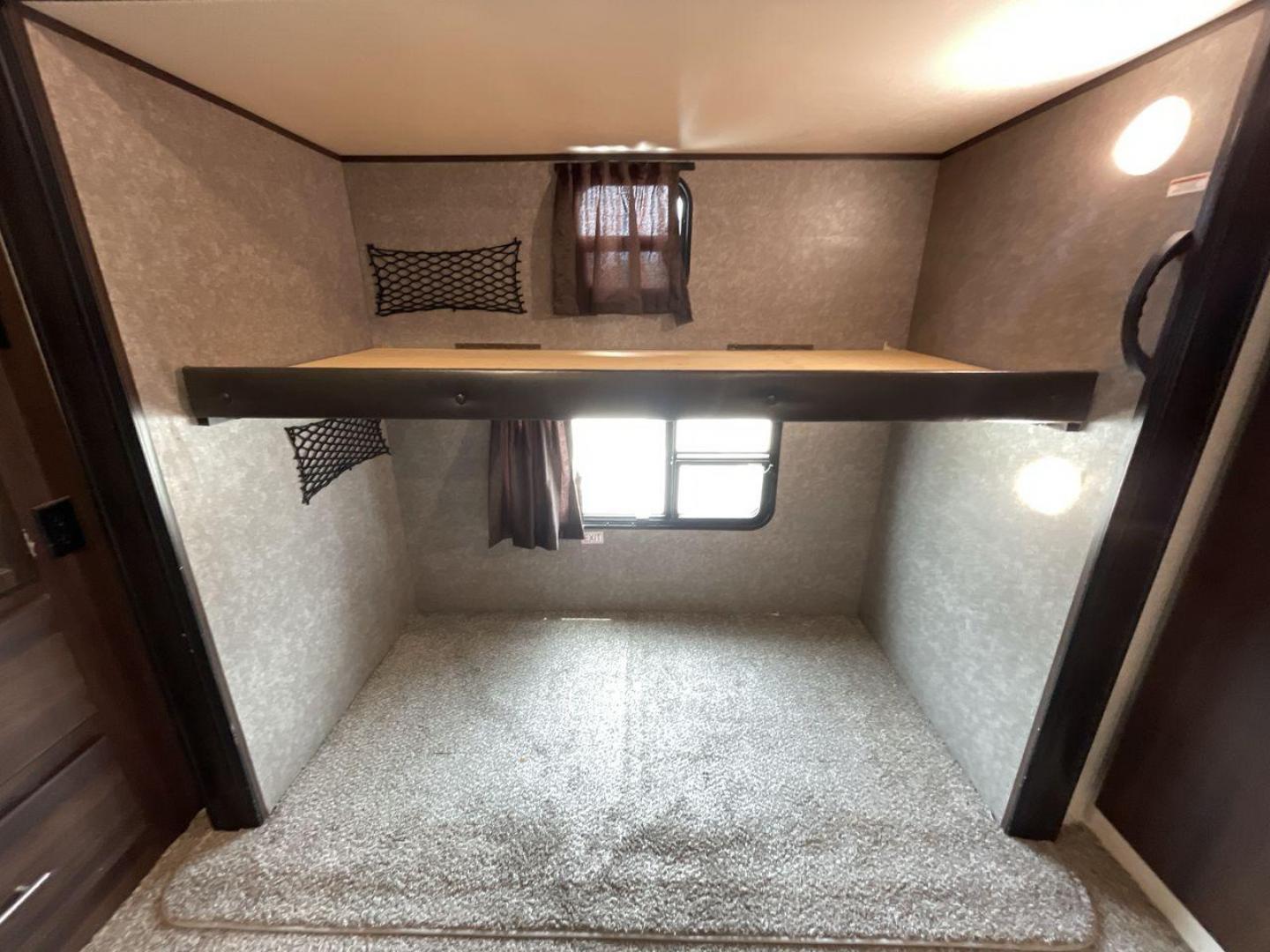 2019 JAYCO JAYFLIGHT 32RSBH (1UJBJ0BT0K1) , located at 4319 N Main St, Cleburne, TX, 76033, (817) 678-5133, 32.385960, -97.391212 - Photo#21