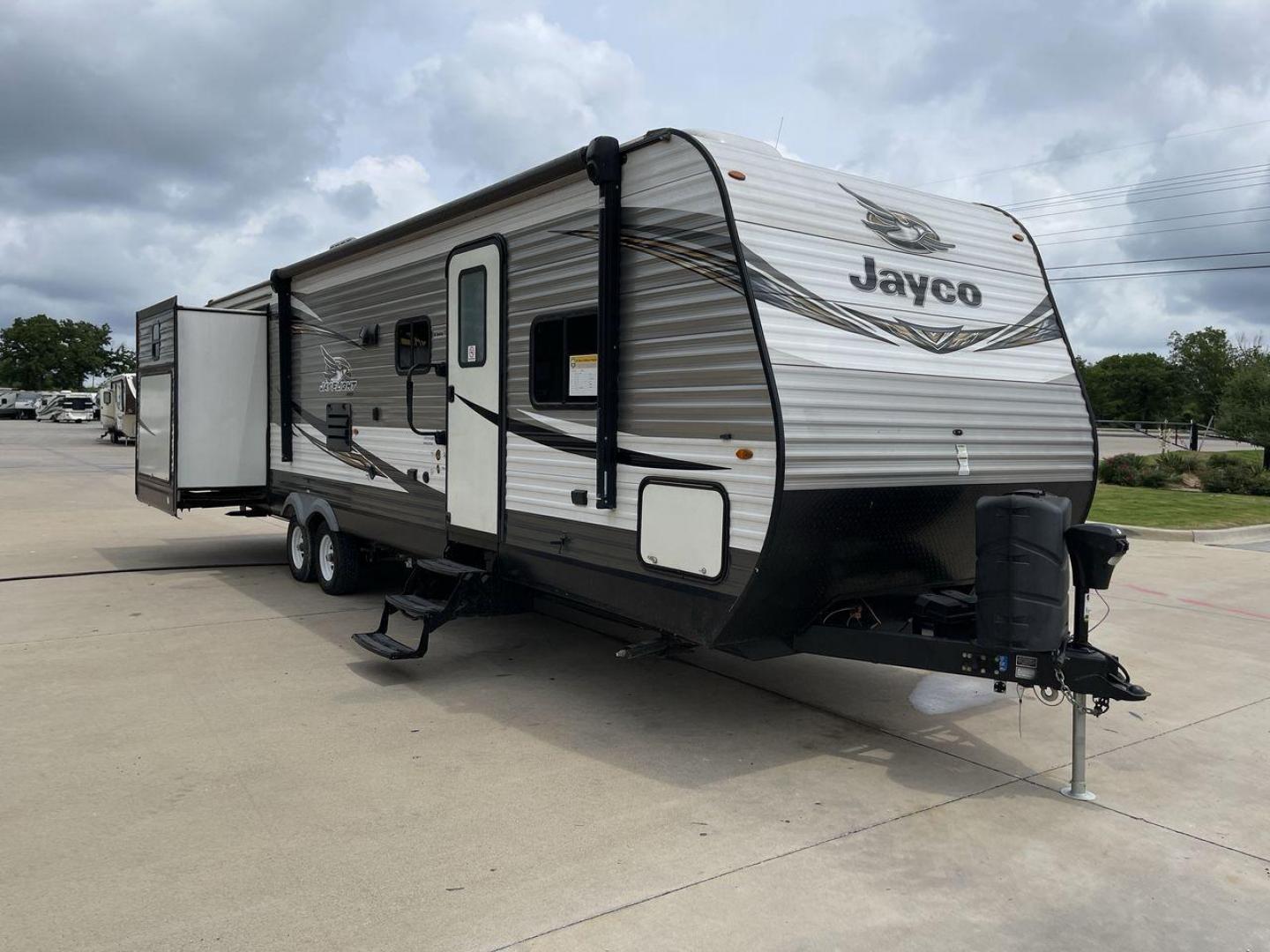 2019 JAYCO JAYFLIGHT 32RSBH (1UJBJ0BT0K1) , located at 4319 N Main St, Cleburne, TX, 76033, (817) 678-5133, 32.385960, -97.391212 - Photo#25