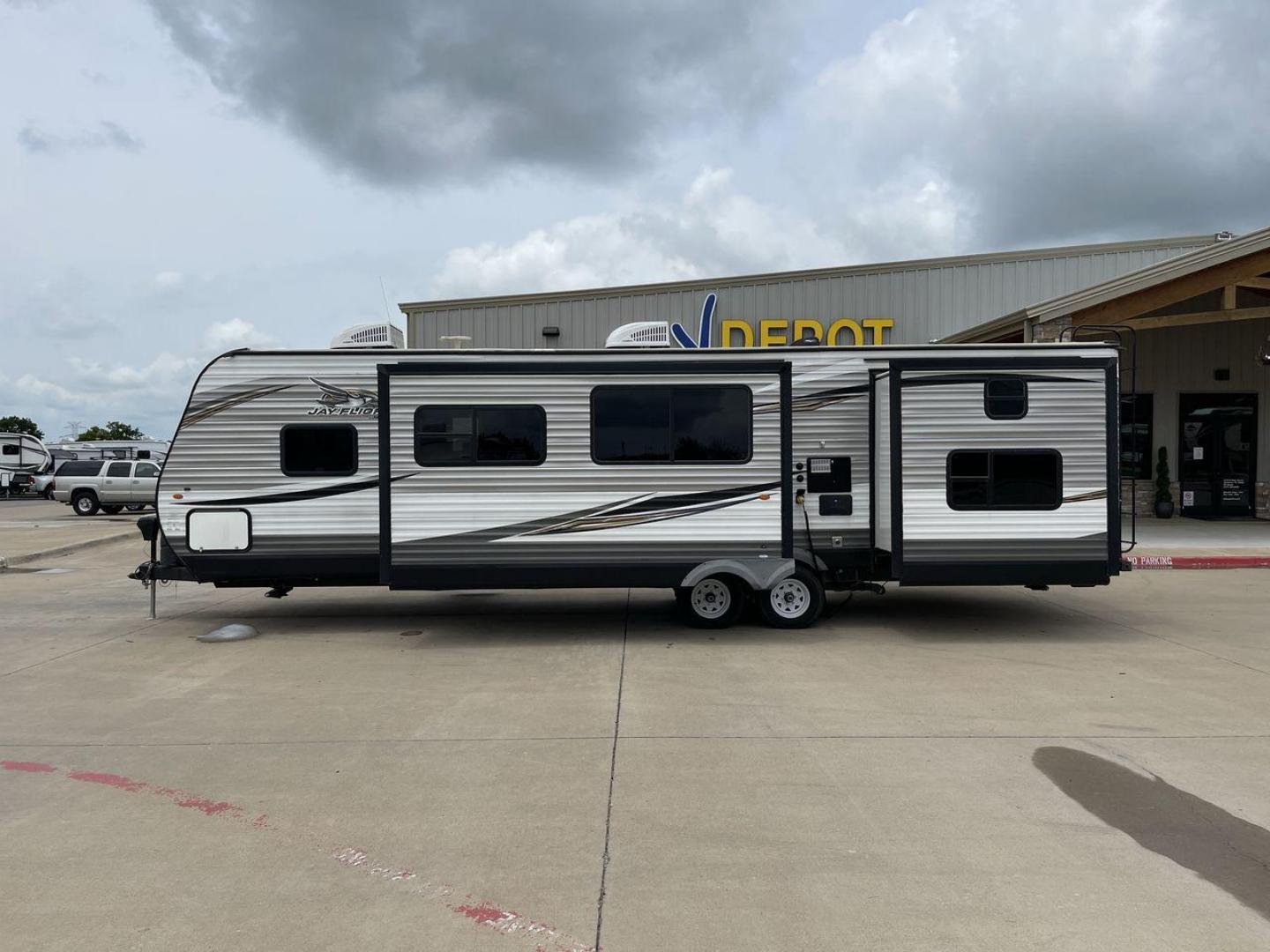 2019 JAYCO JAYFLIGHT 32RSBH (1UJBJ0BT0K1) , located at 4319 N Main St, Cleburne, TX, 76033, (817) 678-5133, 32.385960, -97.391212 - Photo#26