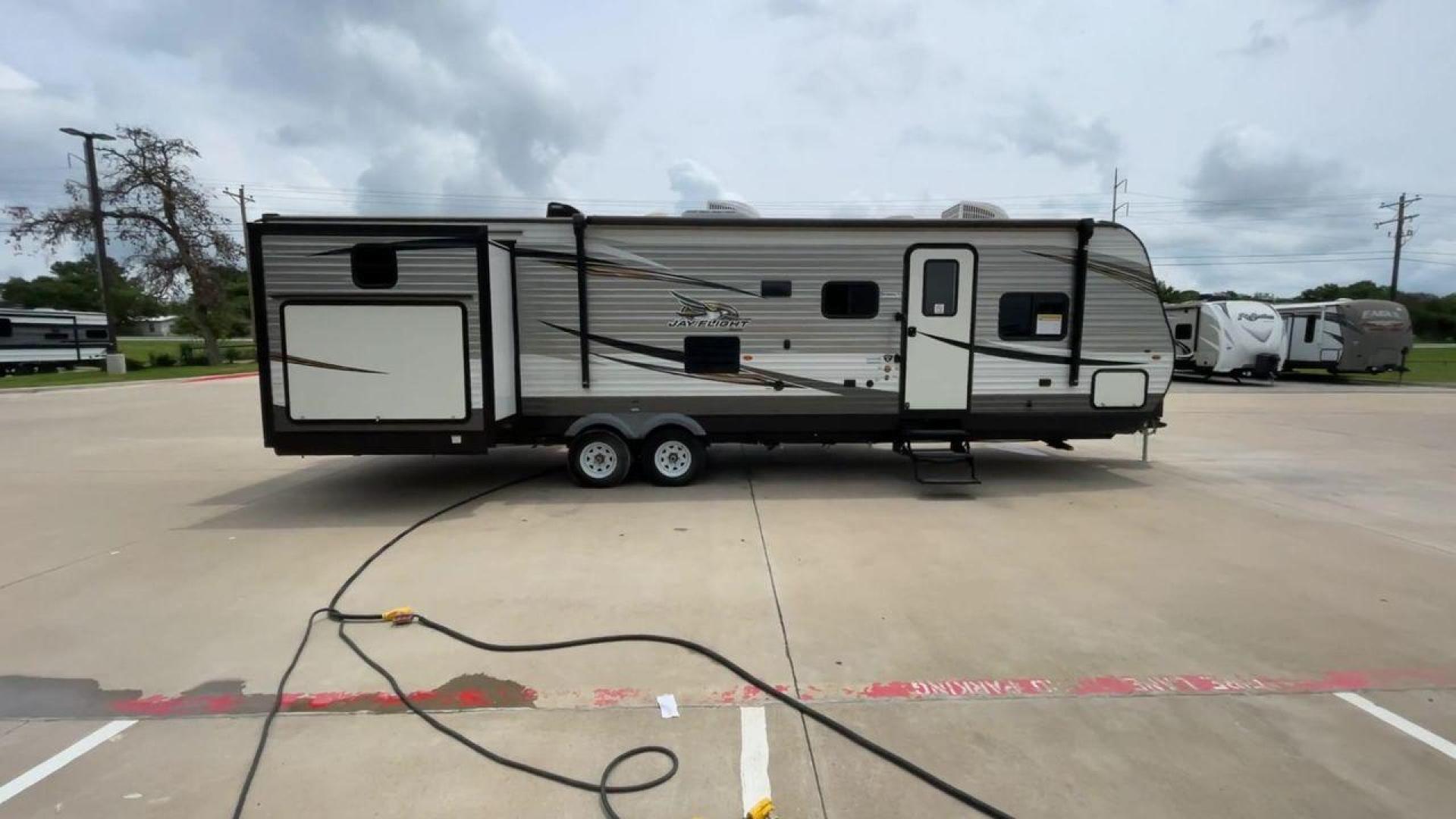 2019 JAYCO JAYFLIGHT 32RSBH (1UJBJ0BT0K1) , located at 4319 N Main St, Cleburne, TX, 76033, (817) 678-5133, 32.385960, -97.391212 - Photo#2