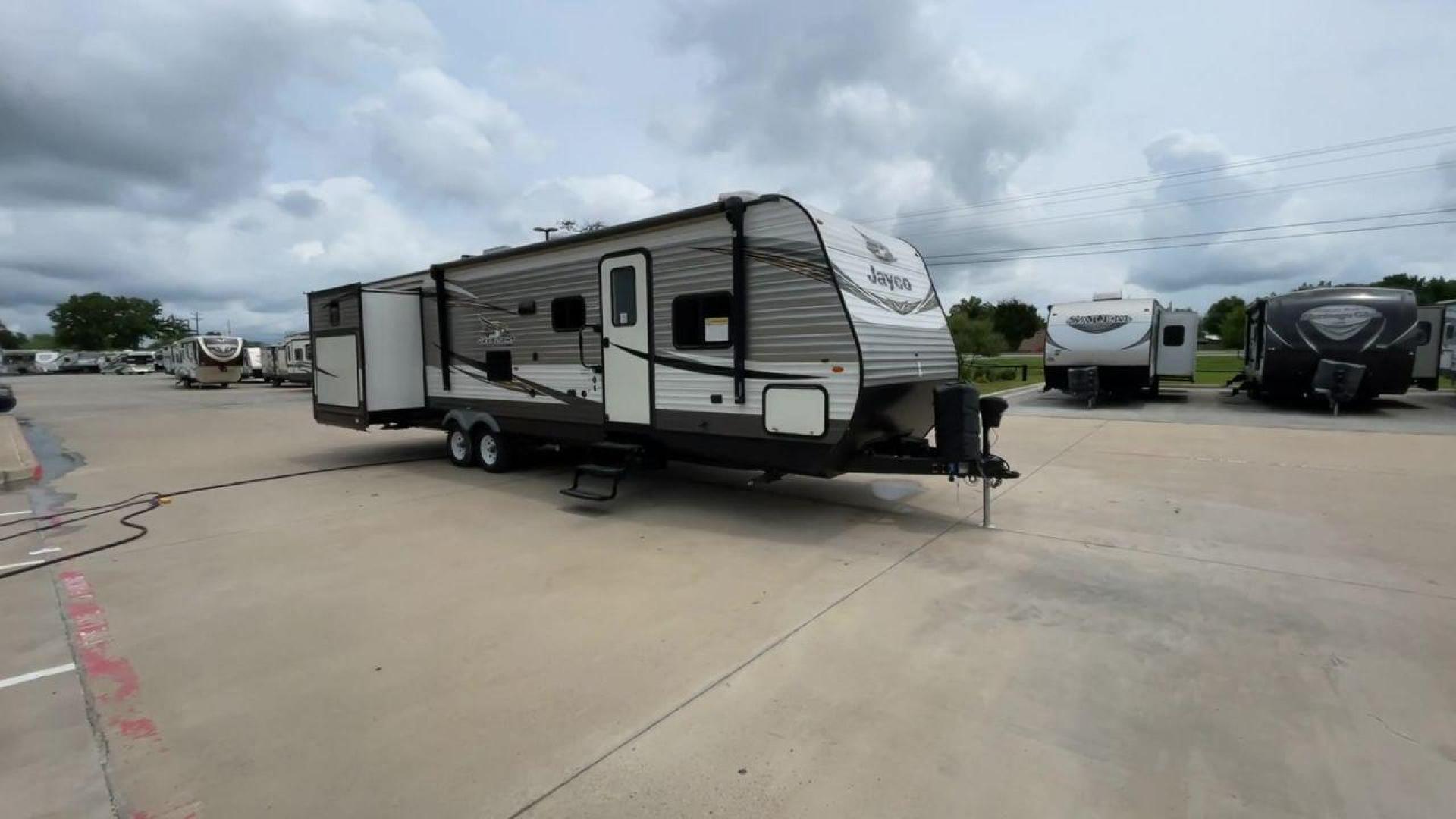 2019 JAYCO JAYFLIGHT 32RSBH (1UJBJ0BT0K1) , located at 4319 N Main St, Cleburne, TX, 76033, (817) 678-5133, 32.385960, -97.391212 - Photo#3