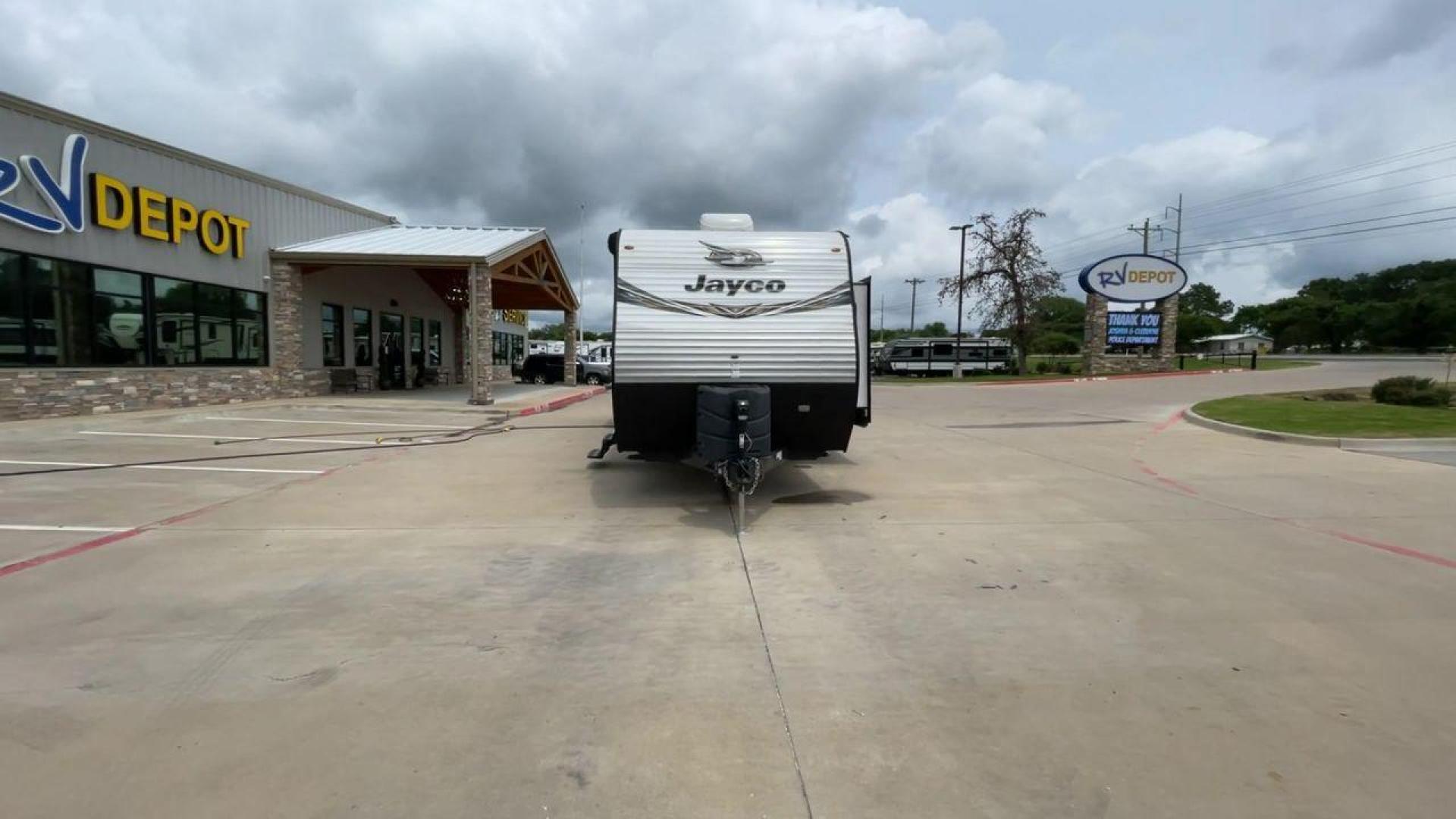 2019 JAYCO JAYFLIGHT 32RSBH (1UJBJ0BT0K1) , located at 4319 N Main St, Cleburne, TX, 76033, (817) 678-5133, 32.385960, -97.391212 - Photo#4