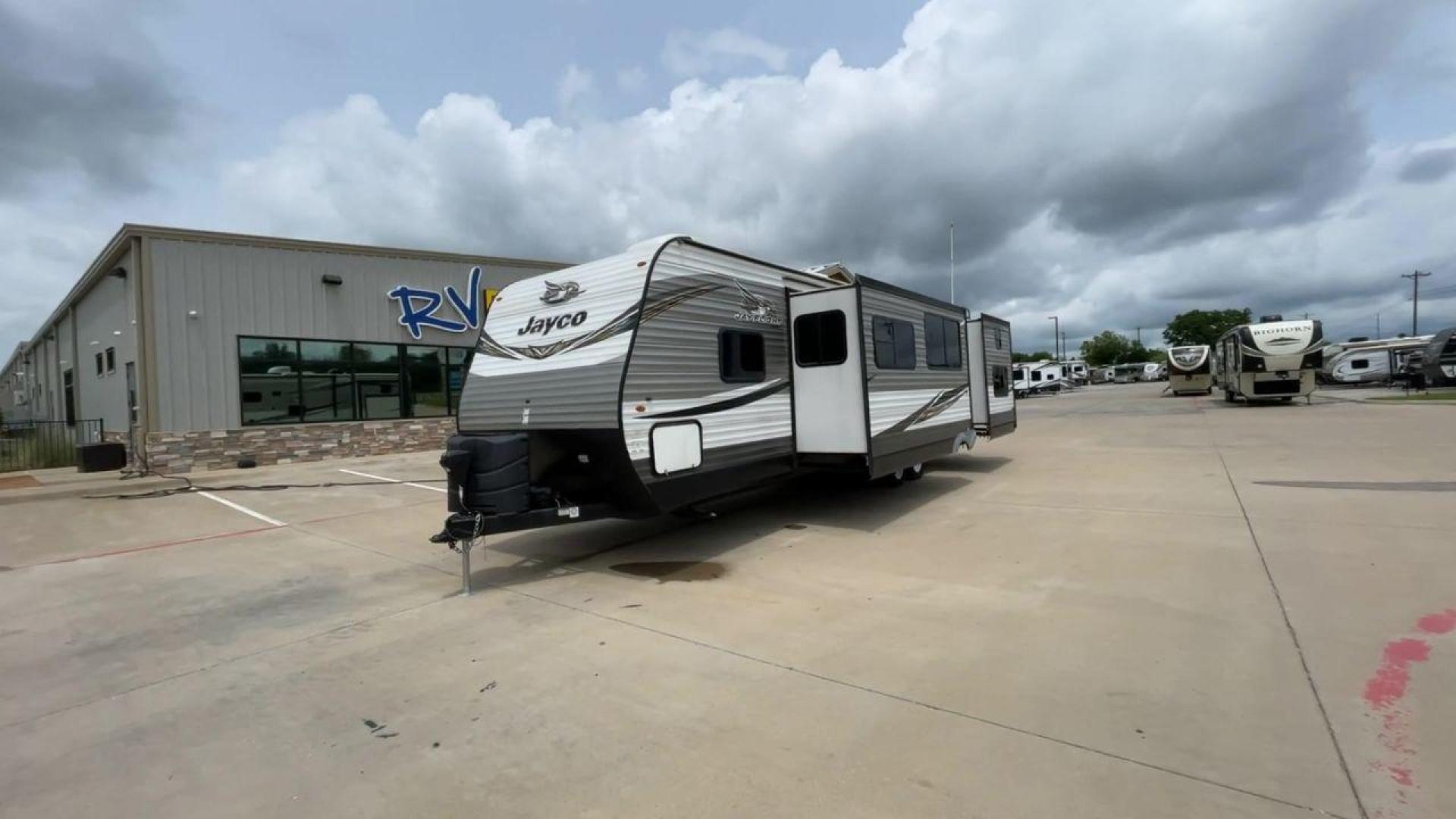 2019 JAYCO JAYFLIGHT 32RSBH (1UJBJ0BT0K1) , located at 4319 N Main St, Cleburne, TX, 76033, (817) 678-5133, 32.385960, -97.391212 - Photo#5