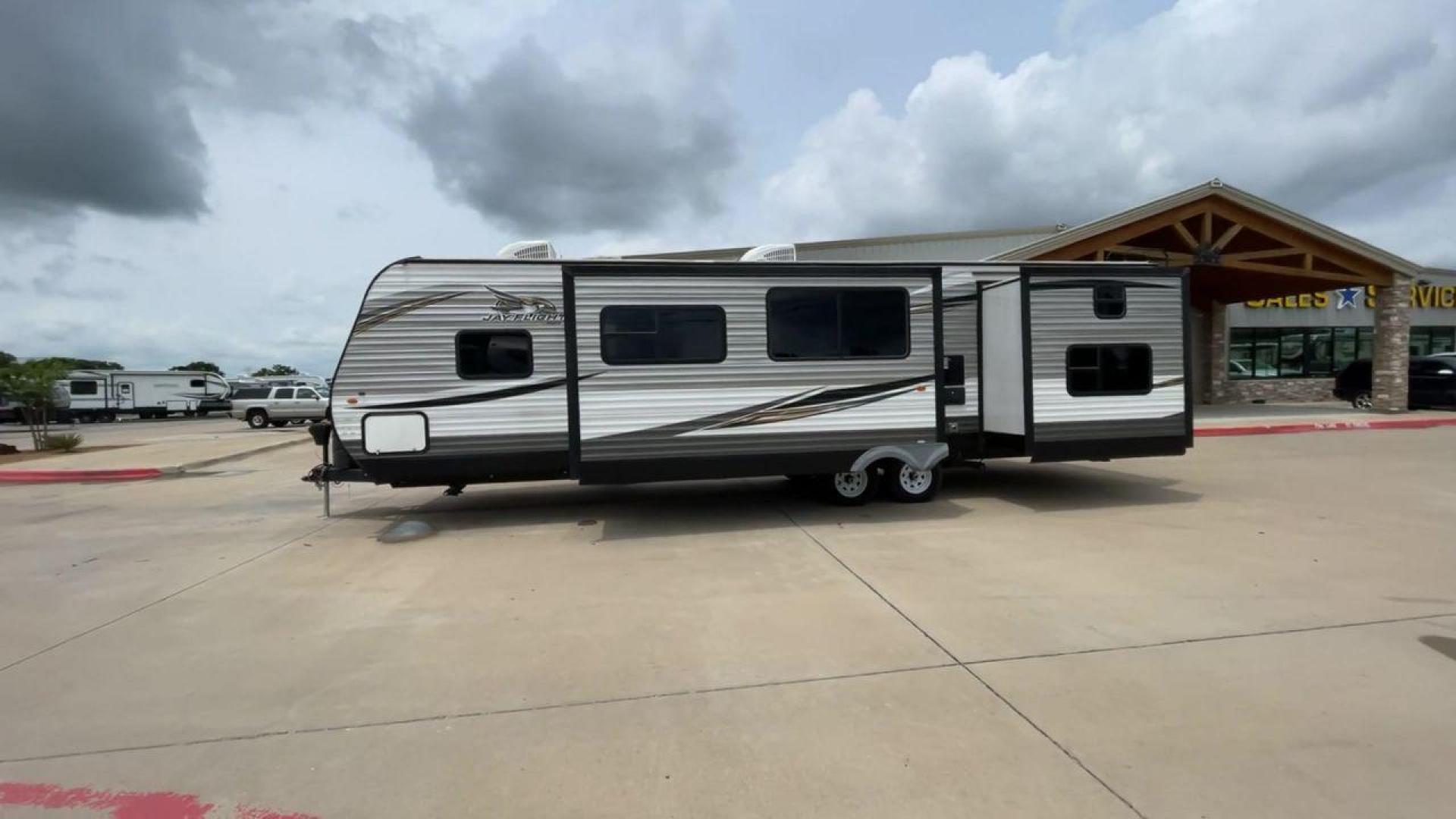 2019 JAYCO JAYFLIGHT 32RSBH (1UJBJ0BT0K1) , located at 4319 N Main St, Cleburne, TX, 76033, (817) 678-5133, 32.385960, -97.391212 - Photo#6