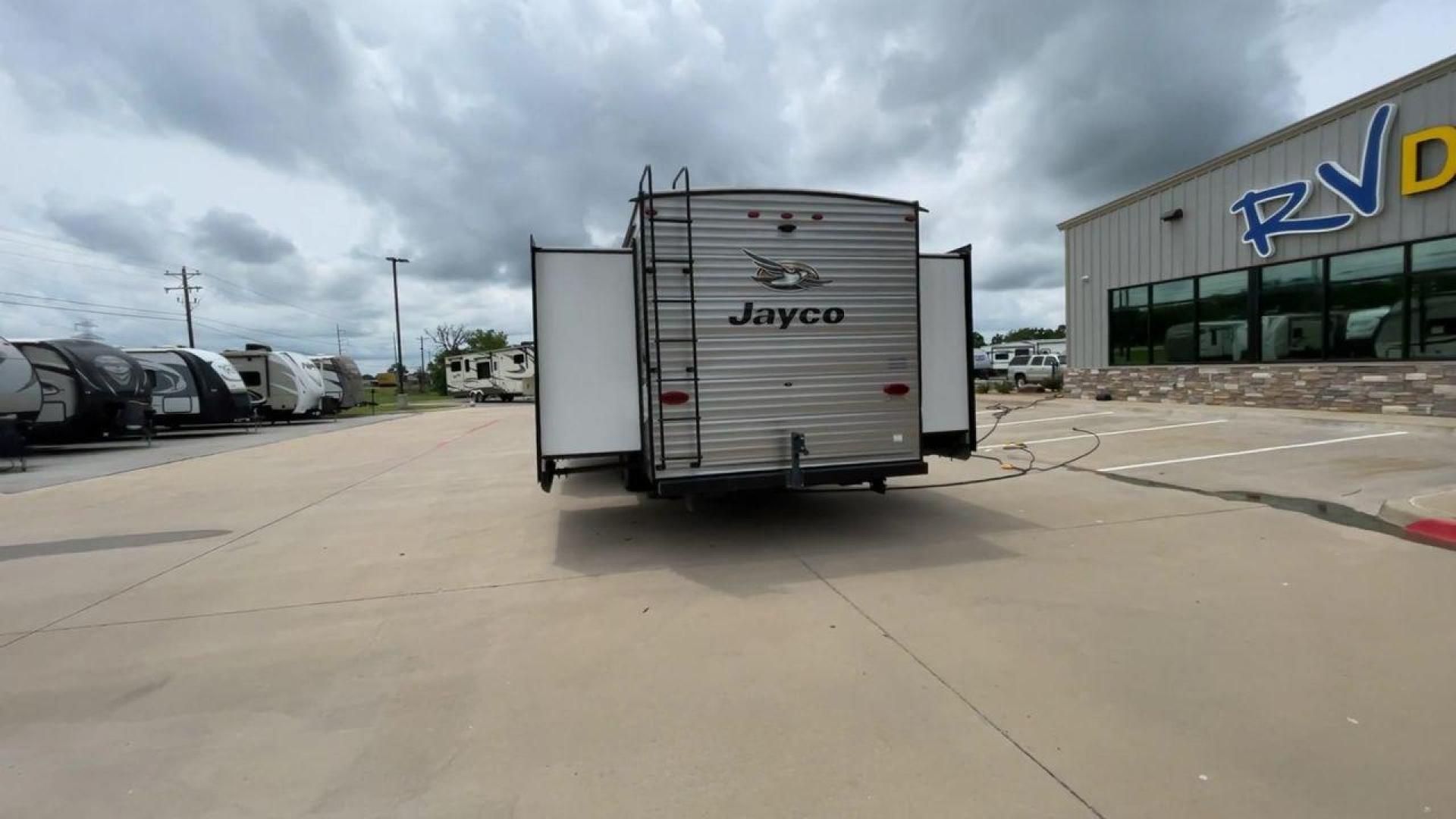 2019 JAYCO JAYFLIGHT 32RSBH (1UJBJ0BT0K1) , located at 4319 N Main St, Cleburne, TX, 76033, (817) 678-5133, 32.385960, -97.391212 - Photo#8