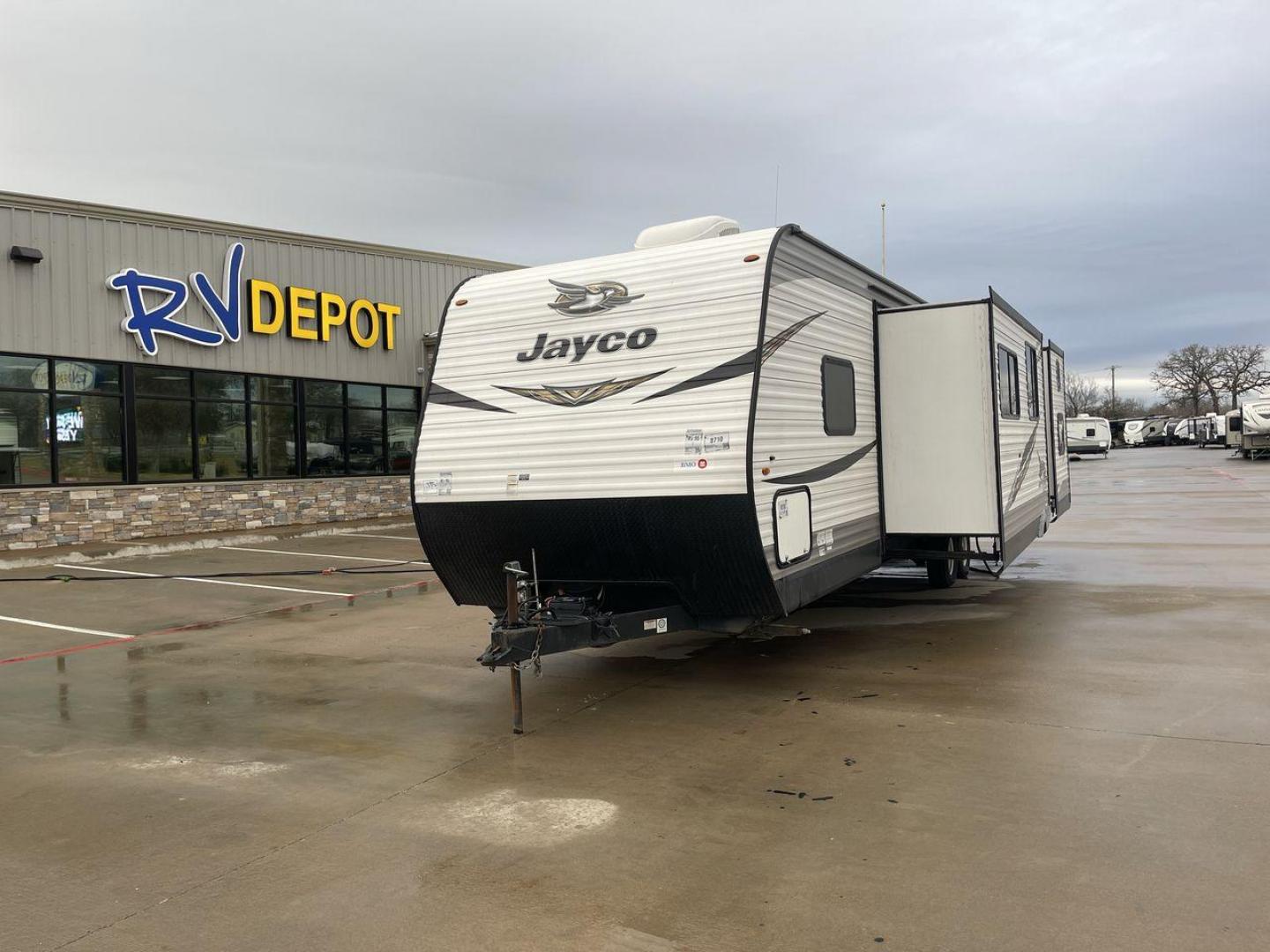 2019 JAYCO JAY FLIGHT 36BHS (1UJBJ0BT3K1) , located at 4319 N Main St, Cleburne, TX, 76033, (817) 678-5133, 32.385960, -97.391212 - Photo#0